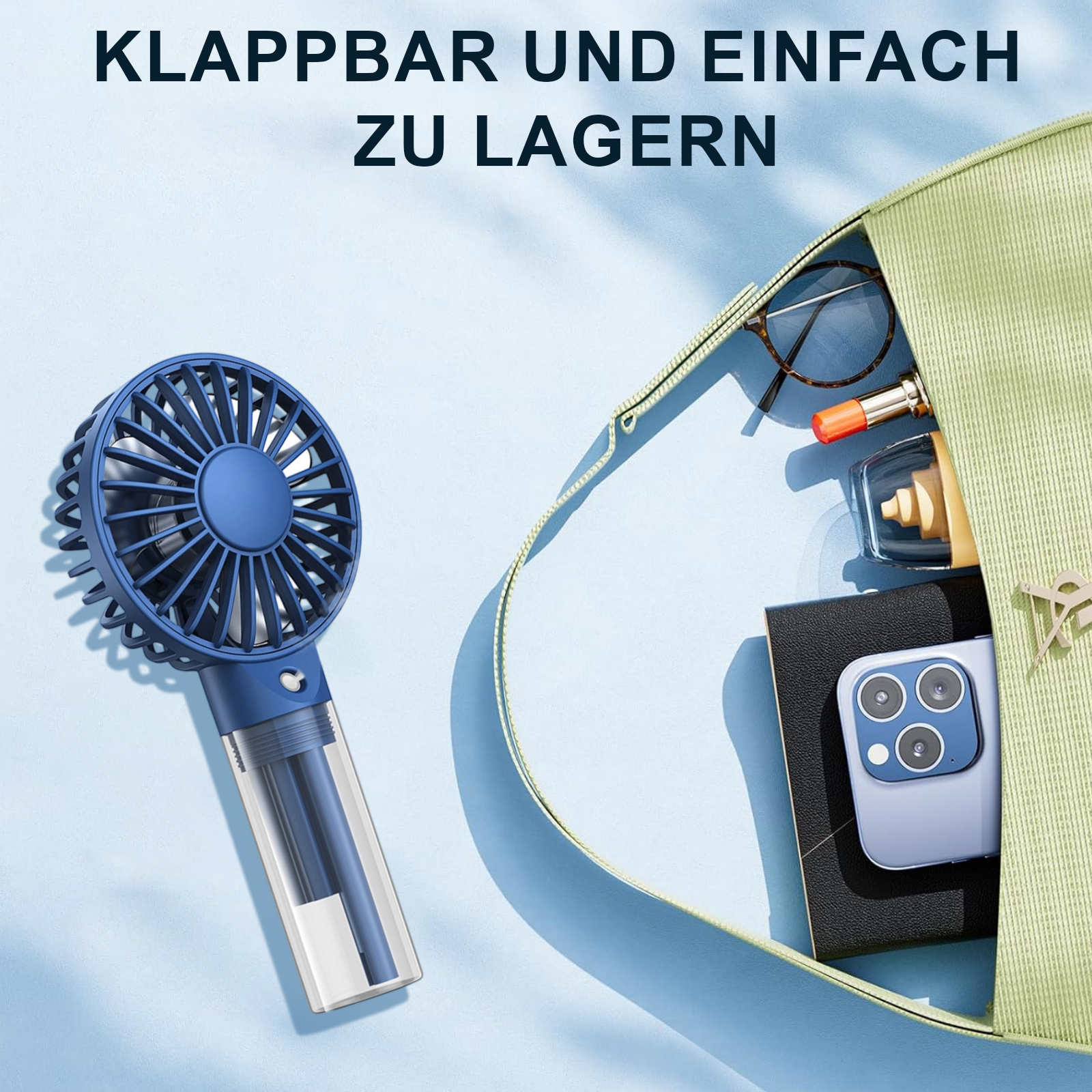 Ein blauer Handventilator neben einer Tasche mit Brille, Lippenstift, Parfüm, Telefon und Notizbuch.