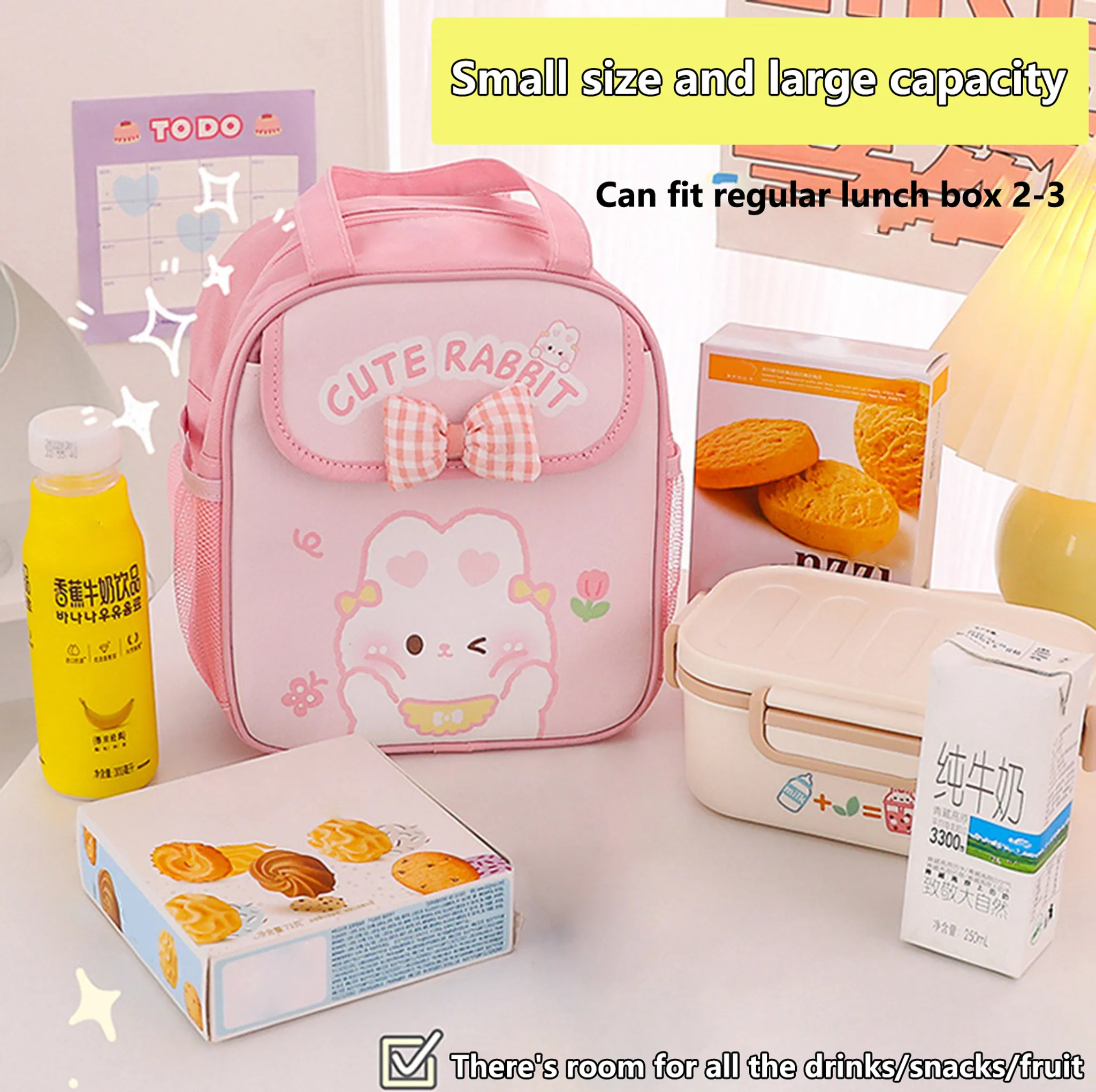 Rosa Lunchtasche mit Hasenmuster, Snacks, Getränk, Keksen und Milch. Text: kleine Größe, große Kapazität, passt 2-3 Lunchboxen.