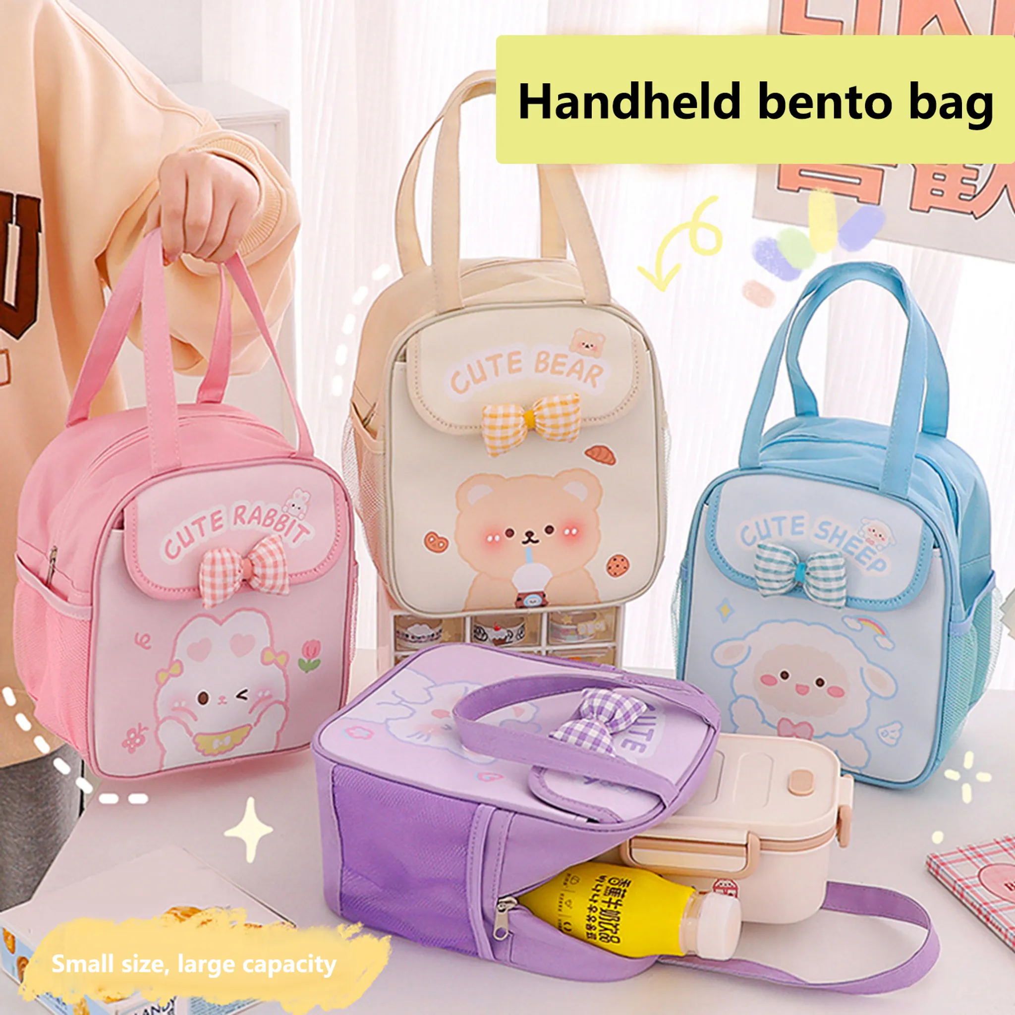 Vier Cartoon-Lunch-Taschen mit niedlichen Tierdesigns. Die Taschen sind rosa, beige und blau. Eine lila Lunchbox ist offen.