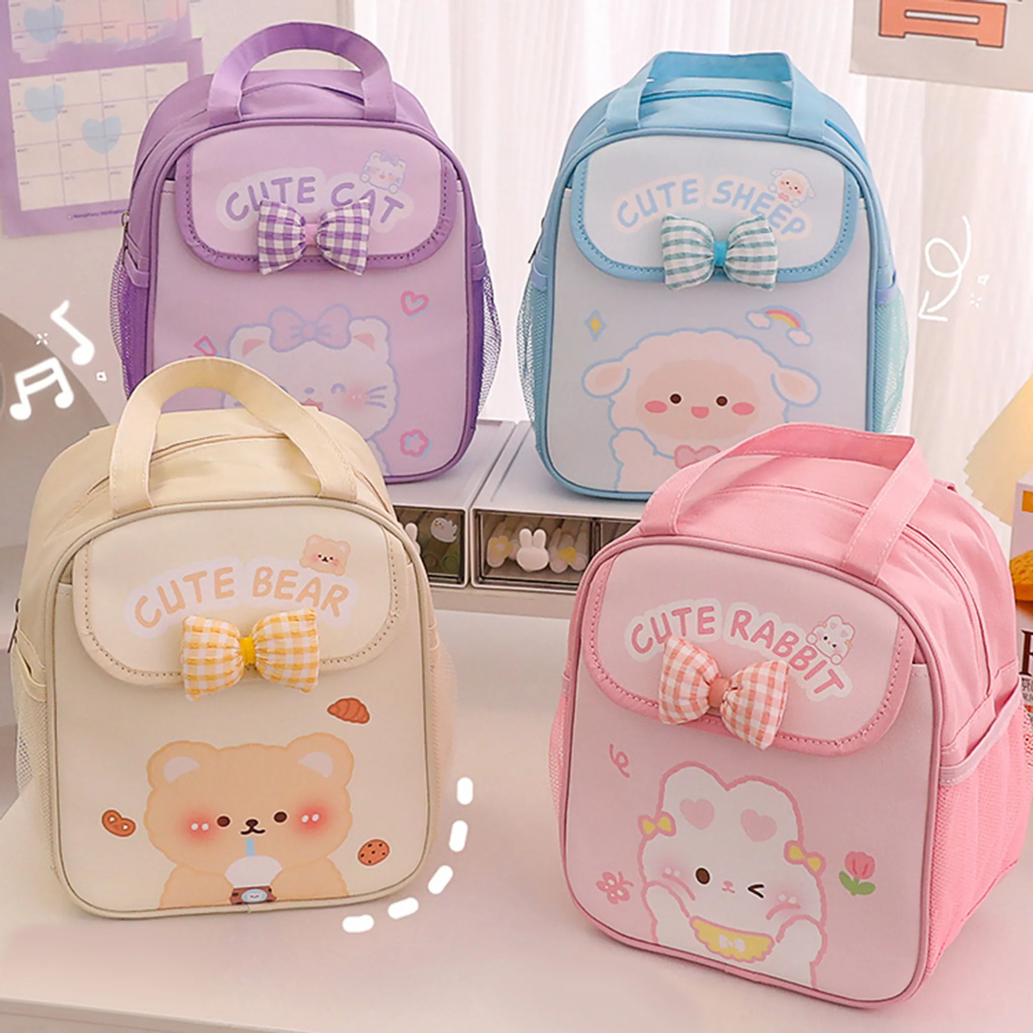 Vier bunte Rucksäcke mit Tierdesigns: Katze, Schaf, Bär und Kaninchen. Jeder hat eine Schleife und das Wort 'CUTE'.