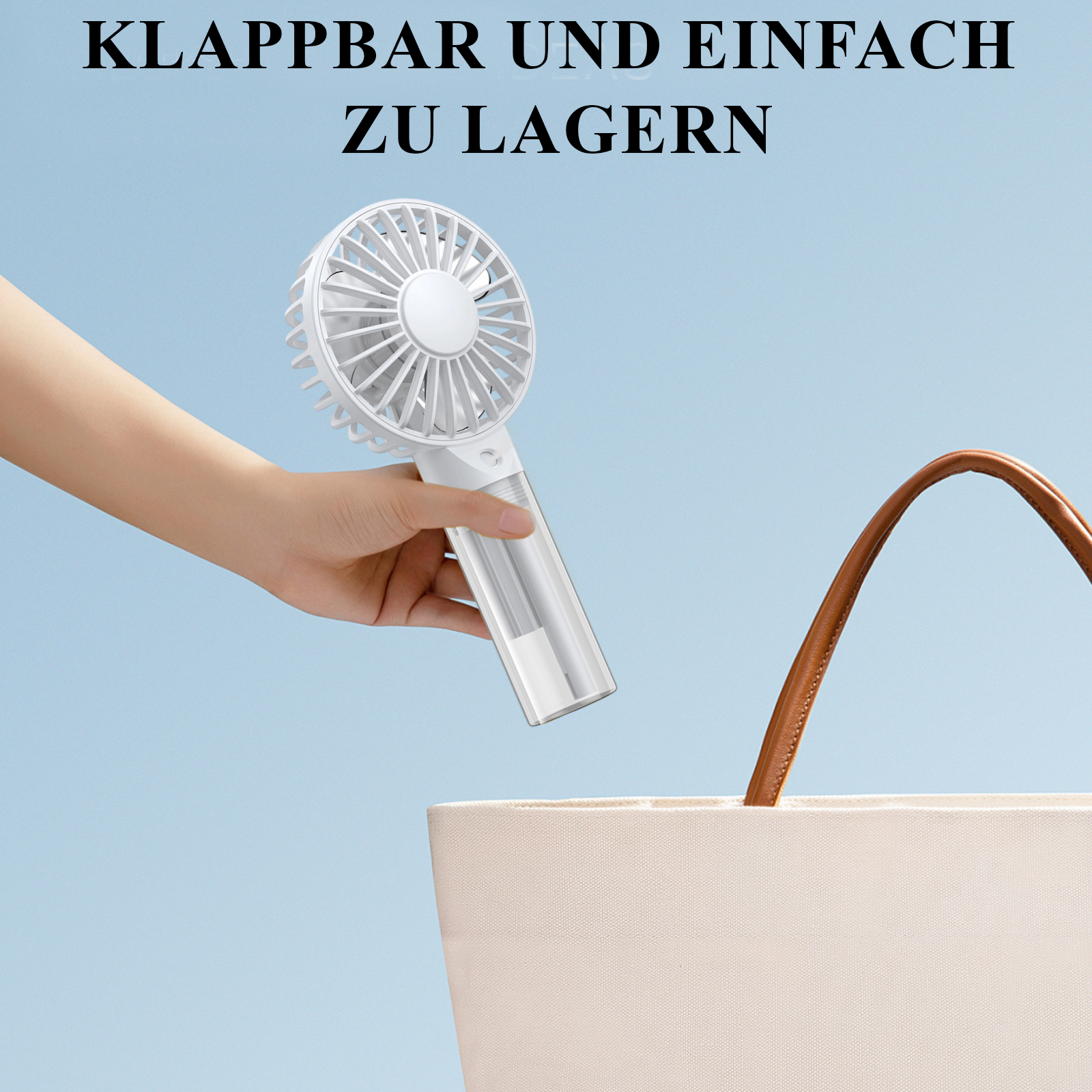 Ein weißer tragbarer Ventilator wird über einer cremefarbenen Tragetasche gehalten. Ein brauner Ledergriff ist sichtbar. Der Hintergrund ist hellblau.