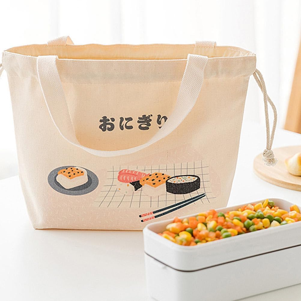 Eine beige Lunchtasche mit Sushi-Illustrationen. Vorne steht ein weißer Behälter mit Mischgemüse. Die Tasche hat eine japanische Aufschrift.