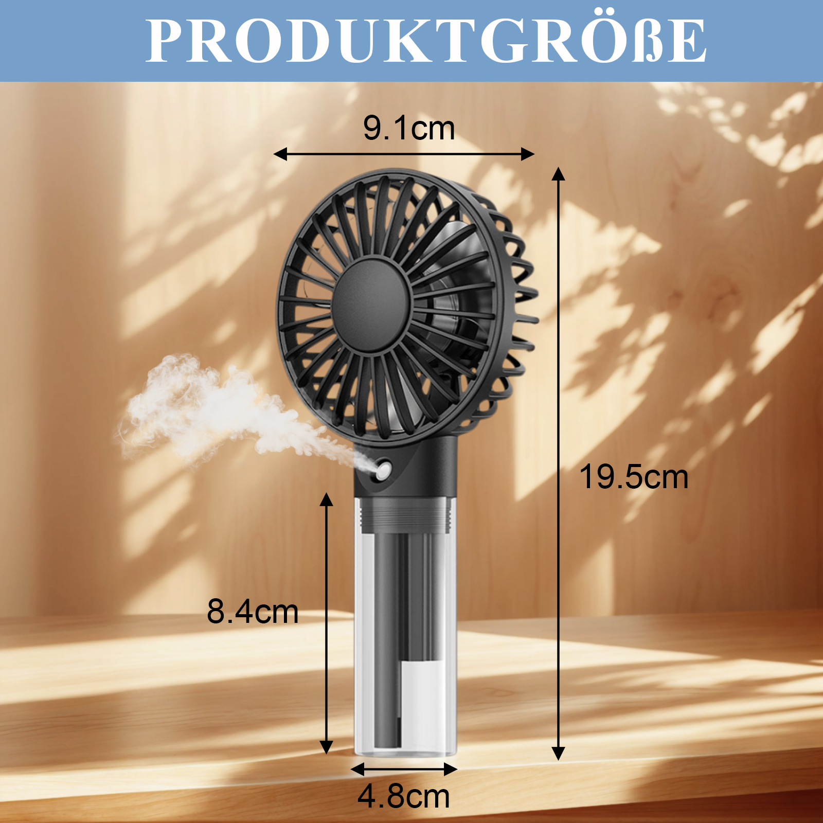 Schwarzer Handventilator mit Maßangaben. Nebel kommt heraus. Hintergrund ist aus Holz.