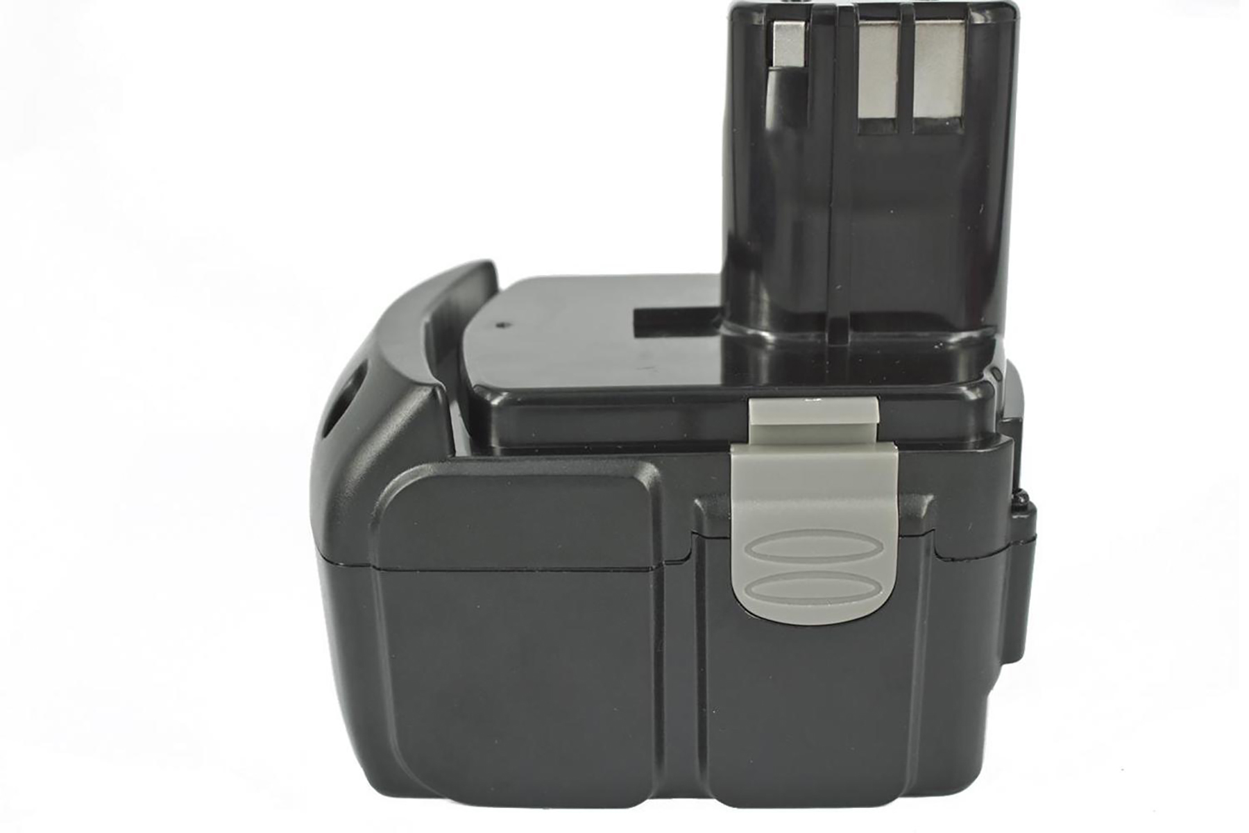 Batteria nera per utensili elettrici su sfondo bianco. Ha un fermo grigio e una forma rettangolare.