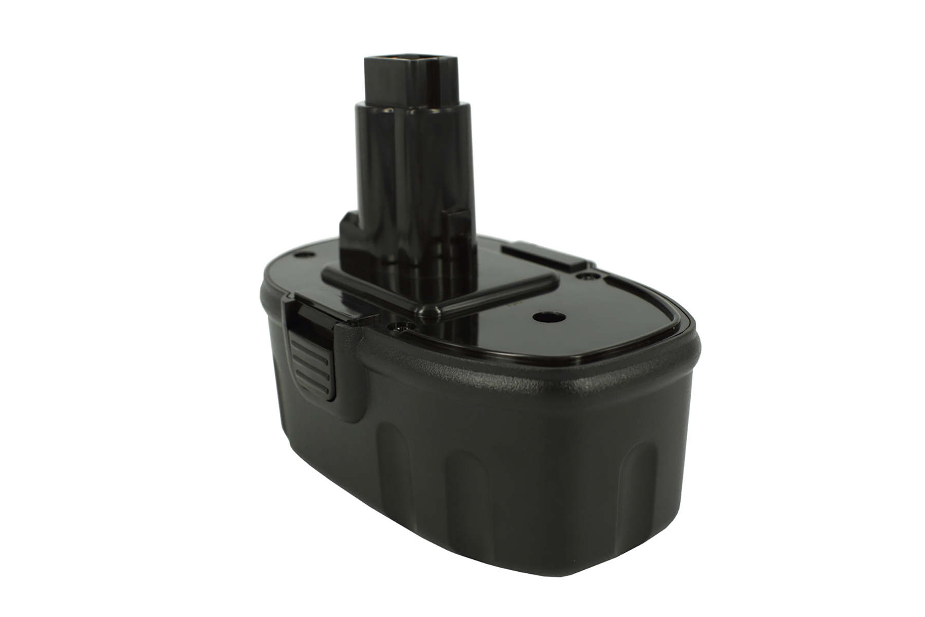Una batteria nera per utensili elettrici. Ha una base rettangolare e una parte superiore cilindrica. Lo sfondo è bianco.