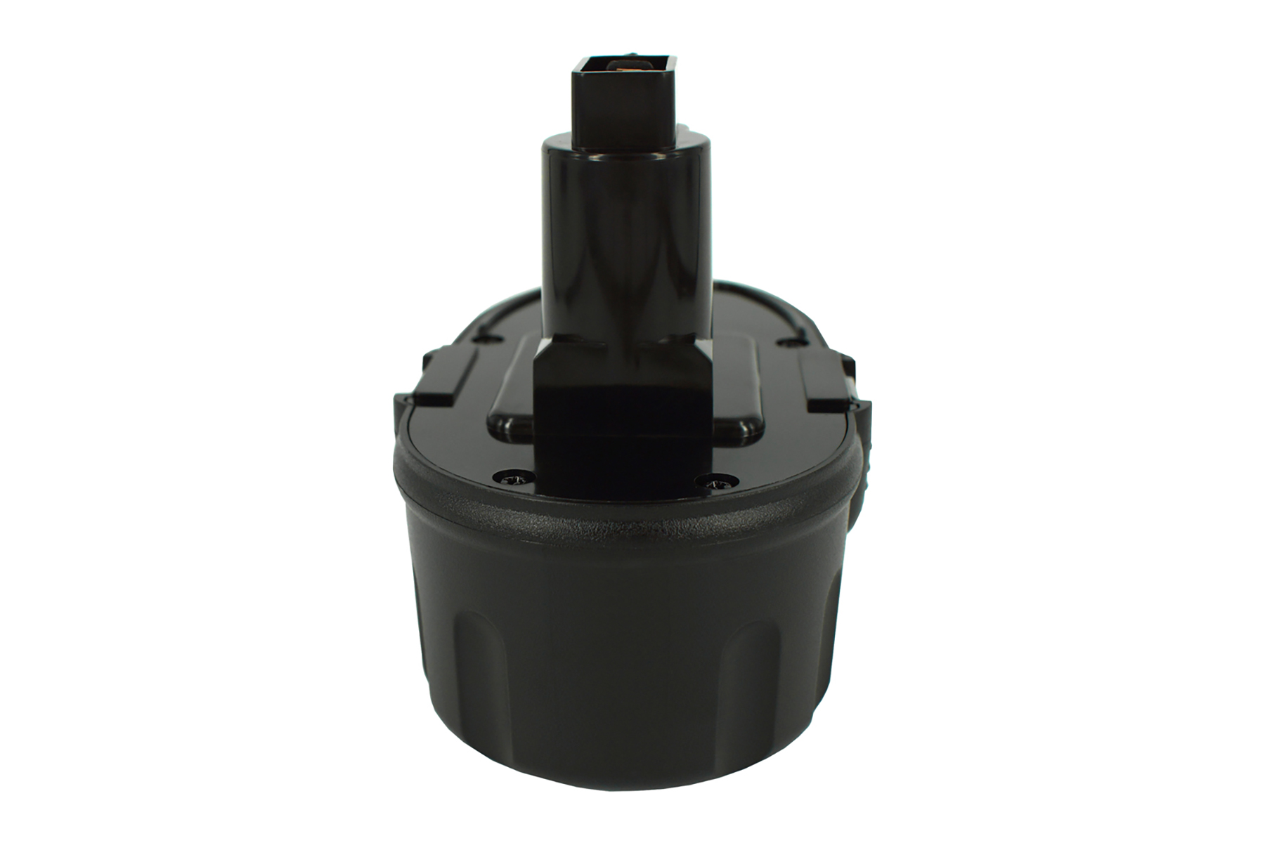 Una batteria nera per utensili elettrici su sfondo bianco. La batteria ha una base cilindrica e una parte superiore rettangolare.