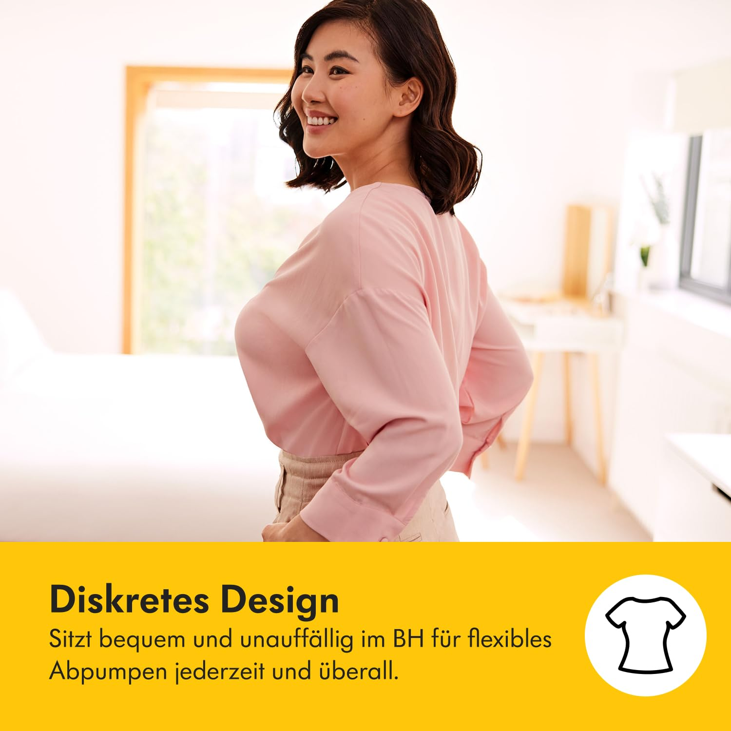 Eine lächelnde Frau in einem rosa Hemd steht in einem hellen Raum. Der Text darunter lautet 'Diskretes Design' und 'Sitzt bequem...'