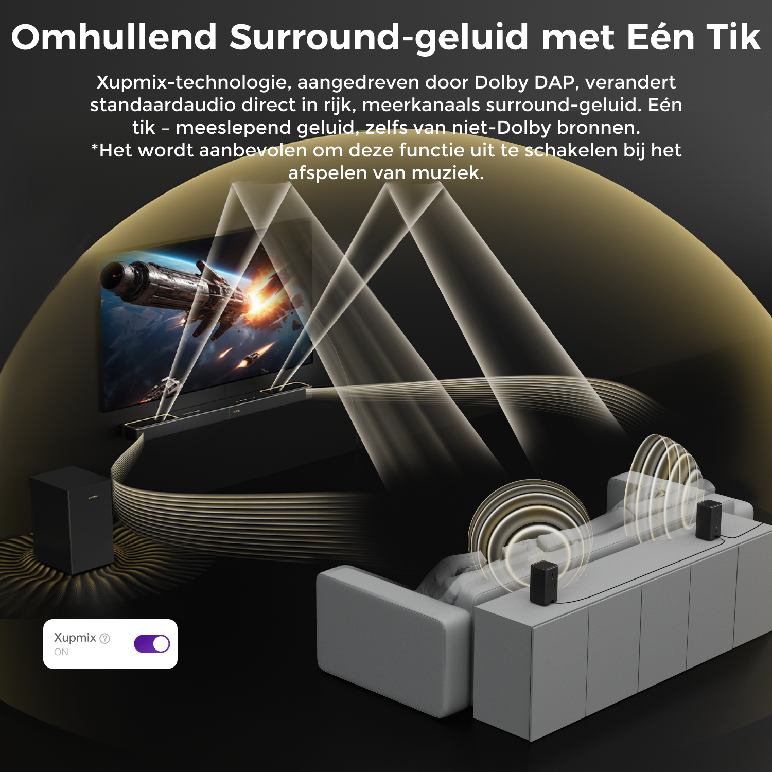 Une configuration de salon présentant la technologie de son surround. Un téléviseur affiche une scène de vaisseau spatial. Les haut-parleurs sont positionnés autour d'un canapé gris.