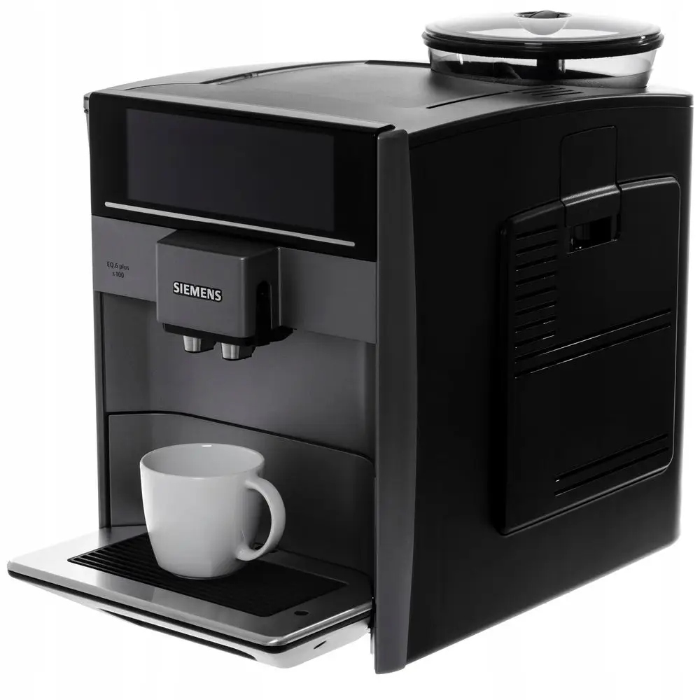 Czarno-szary ekspres do kawy Siemens z białym kubkiem. Maszyna ma pojemnik na ziarna i tacę ociekową.