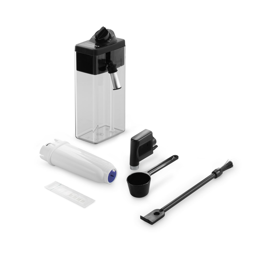 Piezas de cafetera: depósito de agua, filtro, cepillo de limpieza, cuchara y tiras de prueba de filtro. Todos los elementos son blancos y negros.