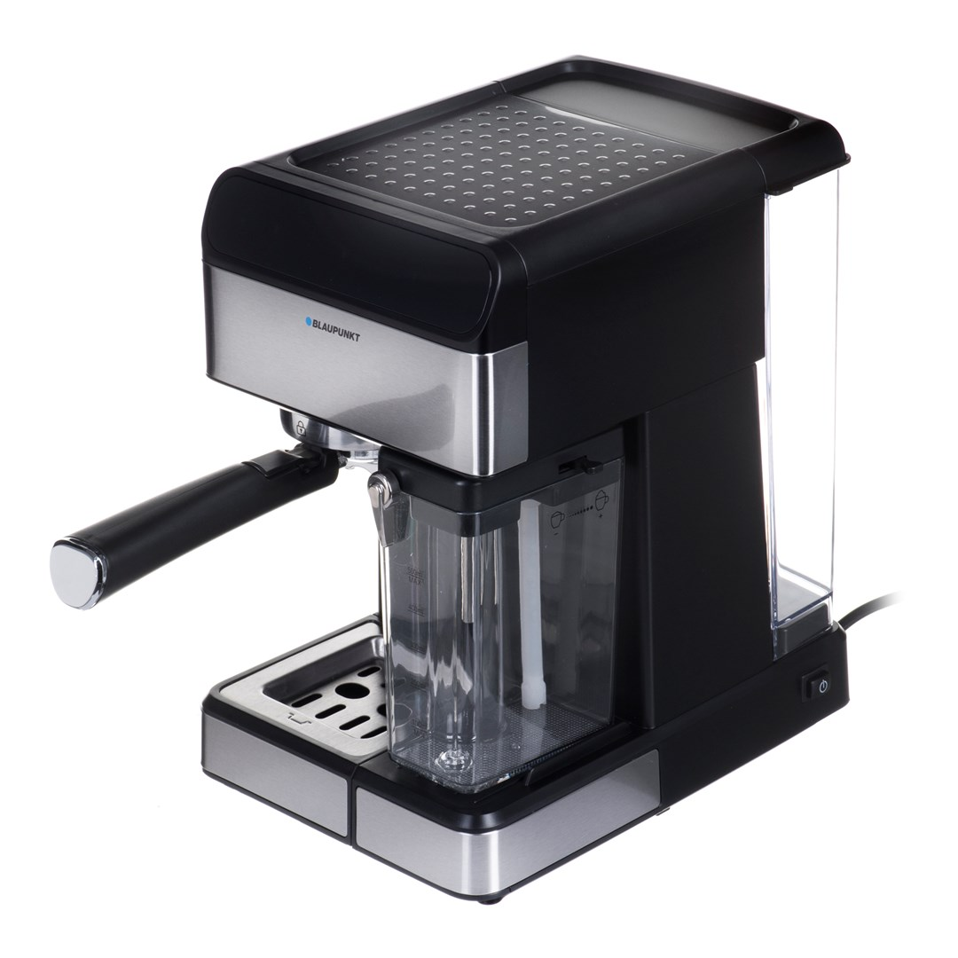 Eine schwarz-silberne Blaupunkt Espressomaschine. Sie hat einen Wassertank, einen Siebträger und einen Ein- / Ausschalter. Der Hintergrund ist weiß.