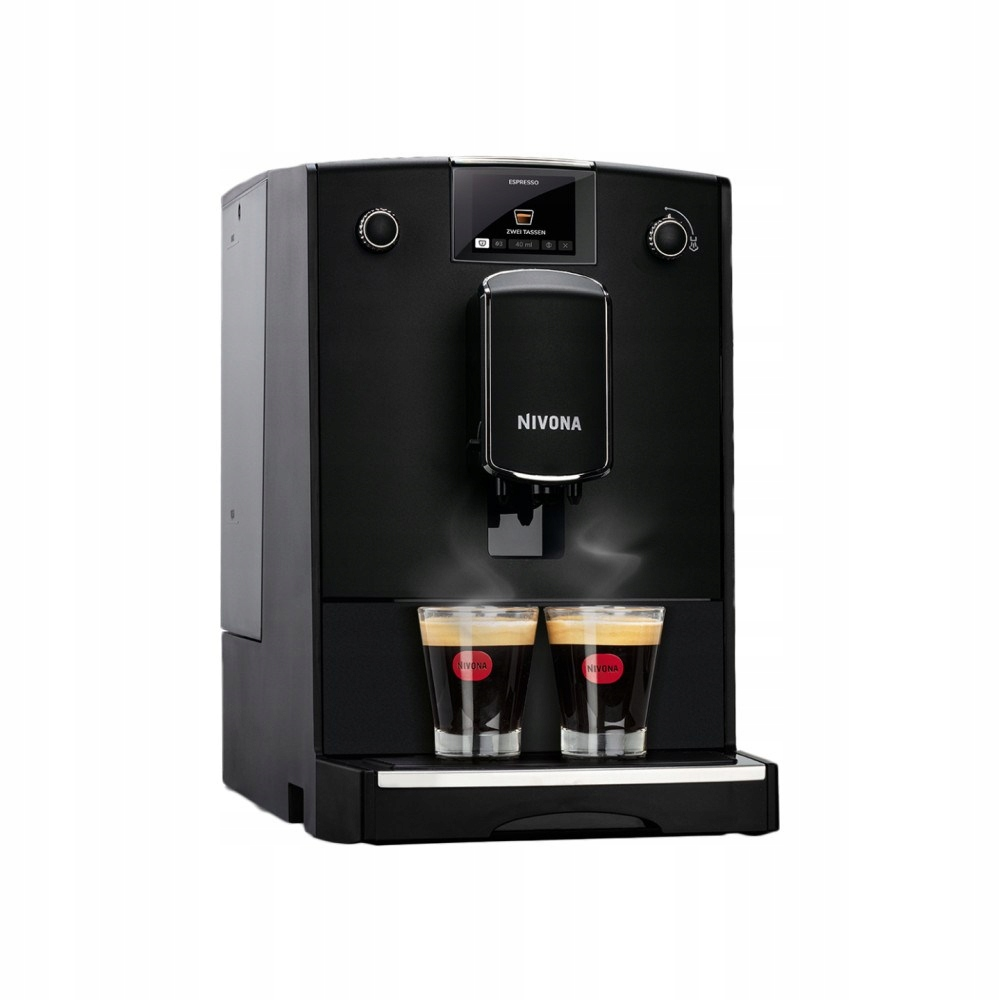 Una macchina per espresso Nivona nera eroga caffè in due bicchieri. La macchina ha un display e manopole. Il vapore sale dai bicchieri.