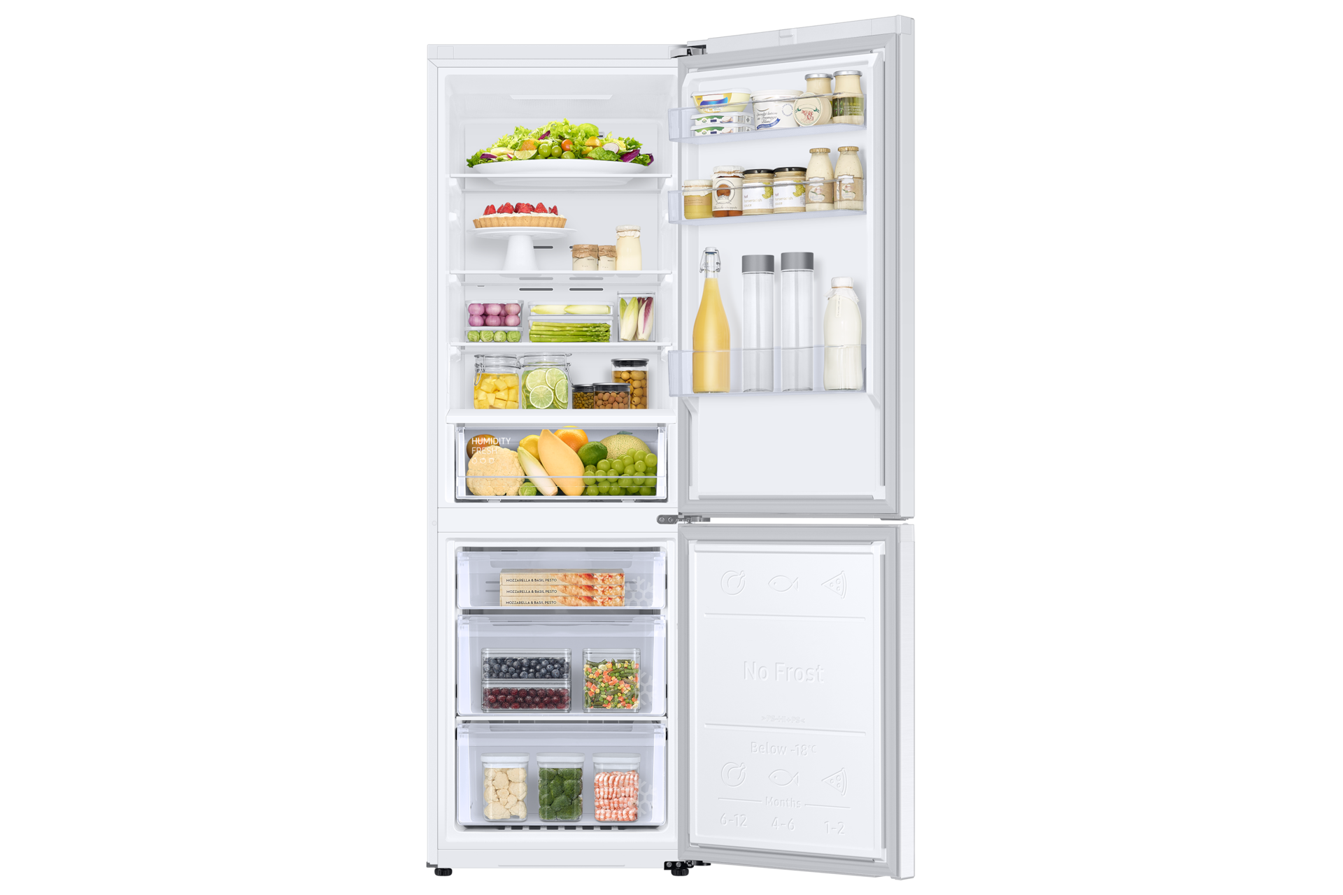 Ein Kühlschrank mit geöffneter Tür, der Regale mit Lebensmitteln wie Obst, Gemüse, Getränken und Milchprodukten zeigt. Das Gefrierfach ist ebenfalls geöffnet.