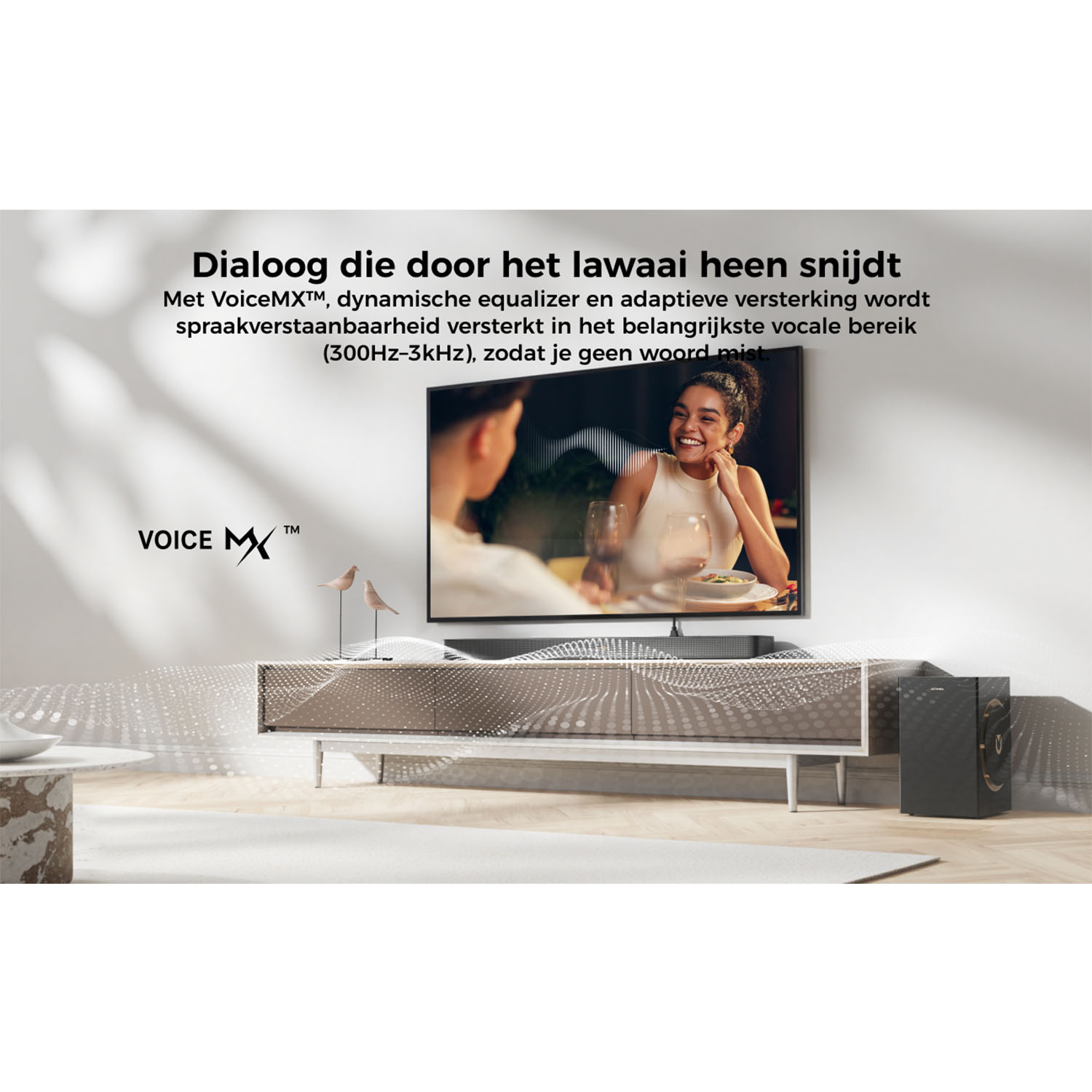 Een vrouw glimlacht terwijl ze naar iemand kijkt. Een tv-scherm is op een kast gemonteerd met een luidspreker aan de zijkant.