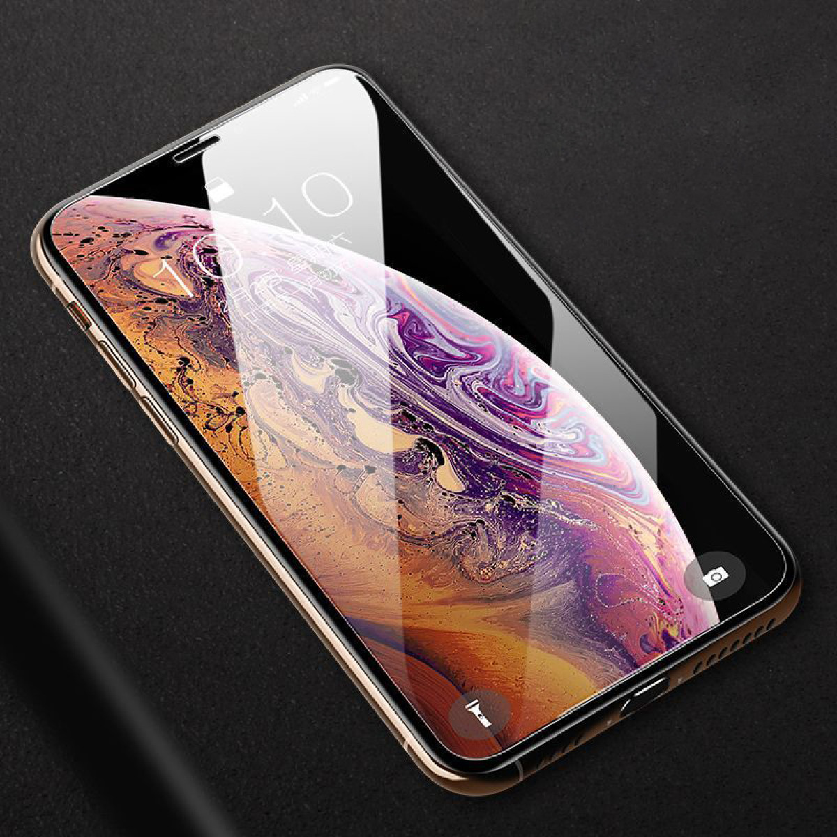 Uno smartphone dorato con uno schermo che mostra un'immagine astratta colorata. Il telefono è angolato su una superficie nera.
