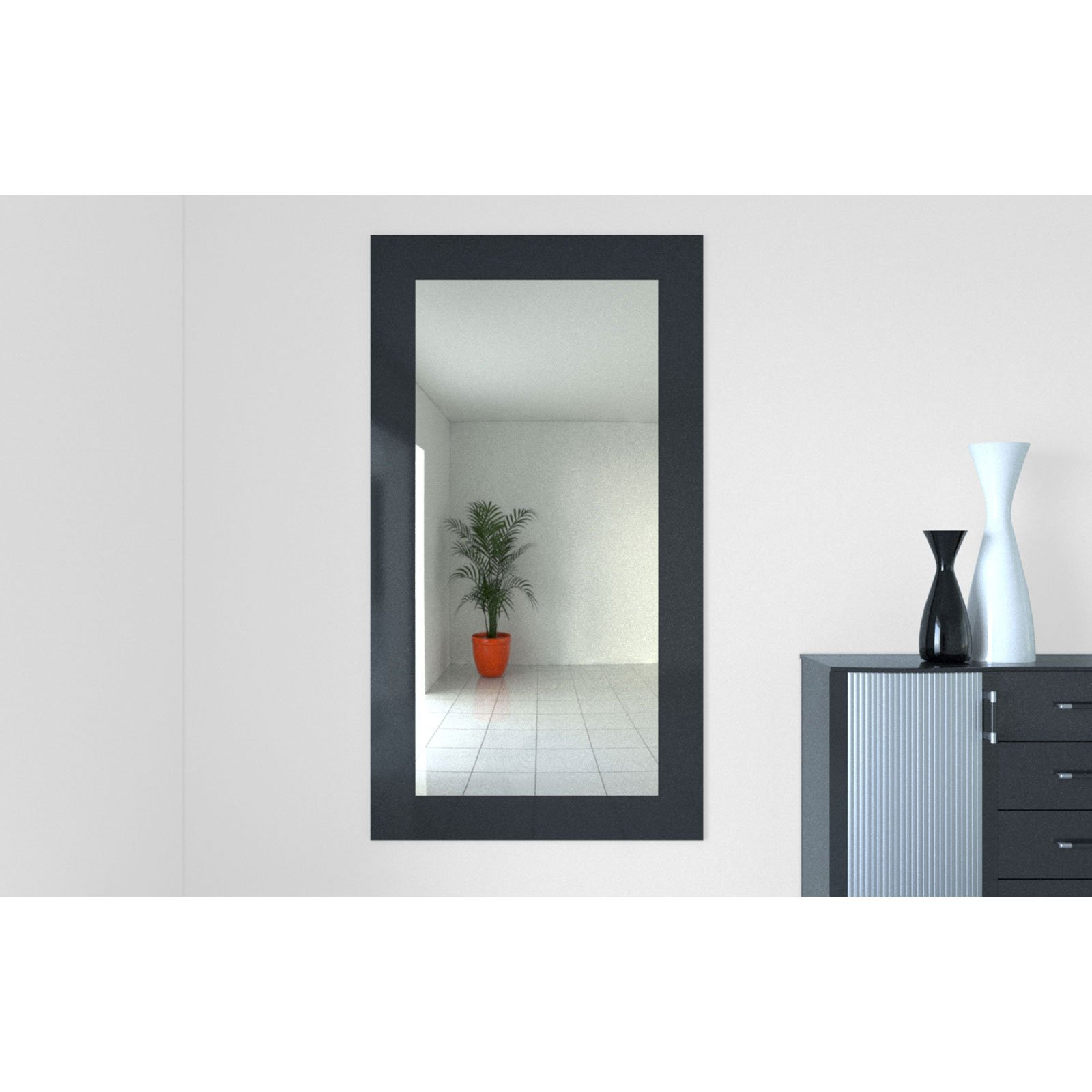 Un espejo grande refleja una habitación con una planta en maceta. Un gabinete con jarrones está a la derecha.