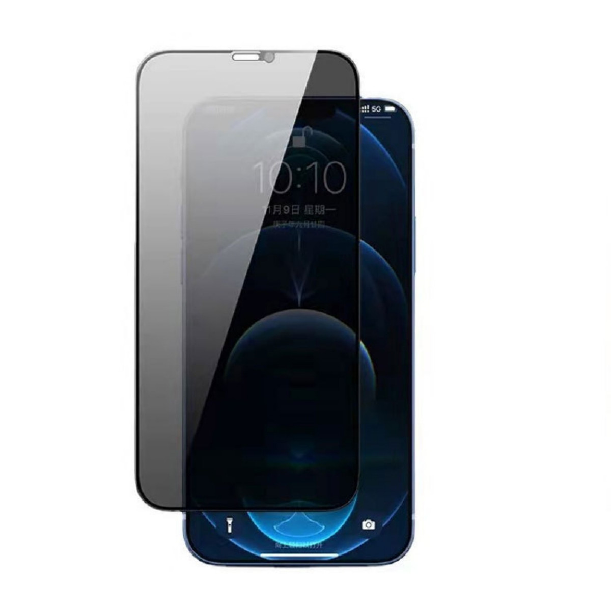 Uno smartphone con protezione schermo. Lo schermo mostra ora e data. Il telefono è nero e blu.
