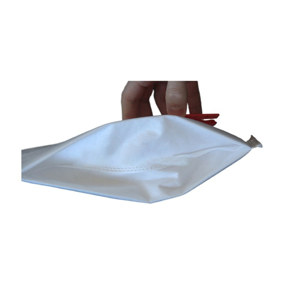 Een hand houdt een witte, open zak vast. Rode clips zijn zichtbaar aan de bovenkant, tegen een witte achtergrond.
