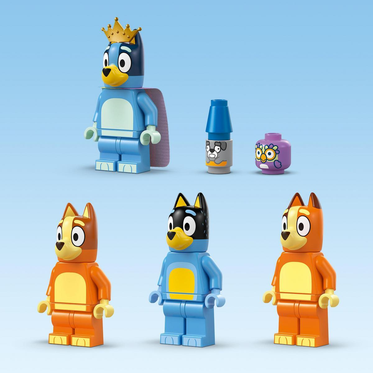 Çeşitli Bluey Lego figürleri. Taç ve pelerinli bir kral dahil. Turuncu ve mavide diğer karakterler, çeşitli aksesuarlar.