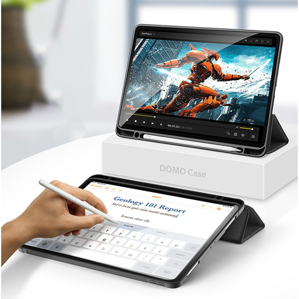 Wyświetlane są dwa tablety. Jeden pokazuje wideo z pomarańczowym robotem, a drugi dokument edytowany za pomocą rysika.