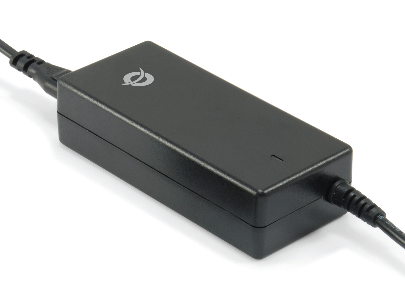 Un adaptador de corriente negro con un logotipo y una luz pequeña. Tiene dos cables negros conectados. El fondo es blanco.