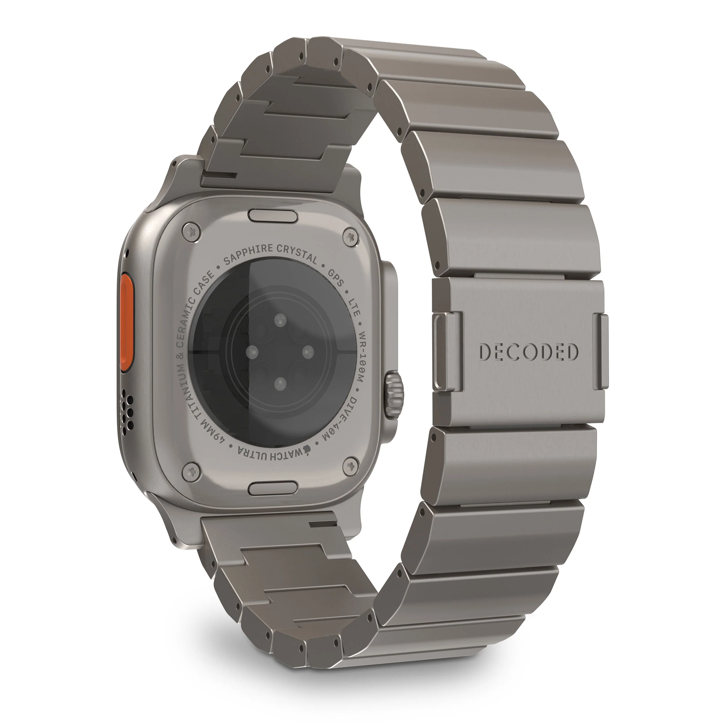 Een zilveren Apple Watch Ultra met metalen band. De wijzerplaat is zichtbaar en toont tekst. Op de band staat 'DECODED'.