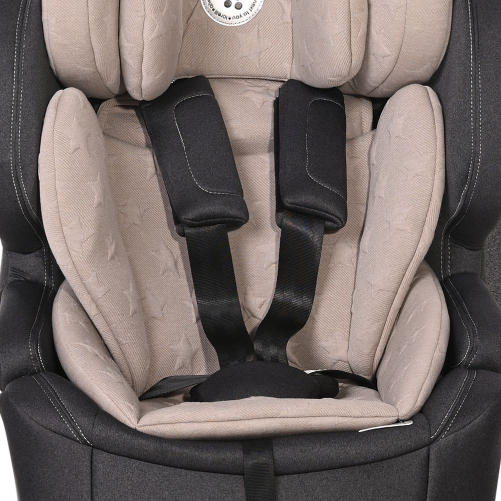 Nahaufnahme eines Kindersitzes. Er hat schwarze Gurte, einen beige gepolsterten Sitz und eine graue Kopfstütze. Der Sitz hat Sternmuster.
