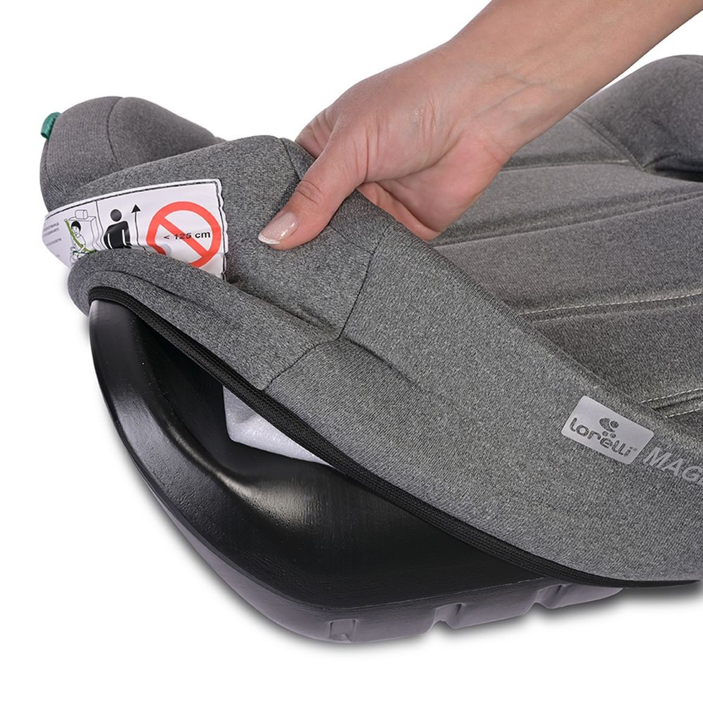 Eine Hand hebt grauen Stoff auf einem Autositz an. Ein Warnschild ist sichtbar. Der Sitz ist schwarz und hat das Lorelli-Logo.