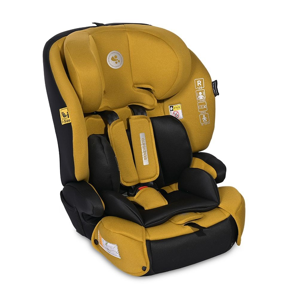 Ein Kindersitz, gelb und schwarz, schräge Ansicht. Mit Etiketten und Sicherheitssymbolen.