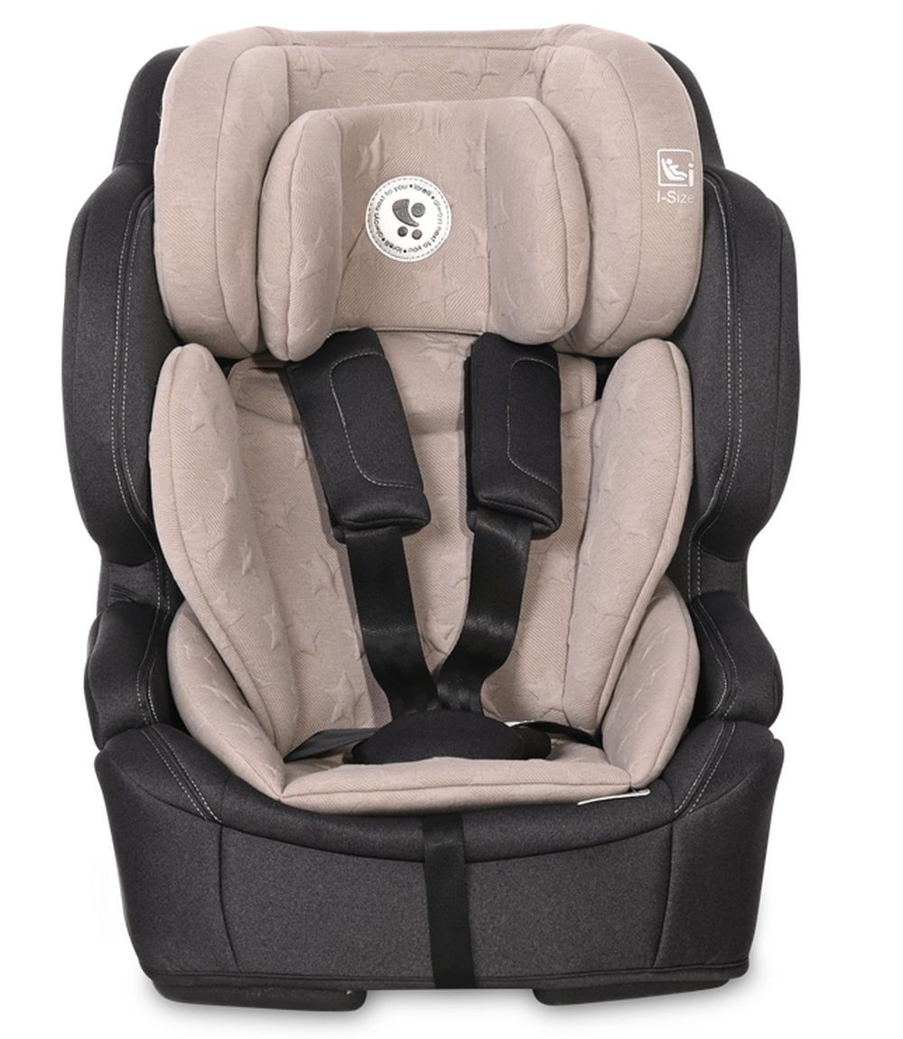Ein Kindersitz. Er hat eine beige Kopfstütze und einen Sitz mit schwarzen Gurten und einer schwarzen Basis. Der Sitz ist I-Size.