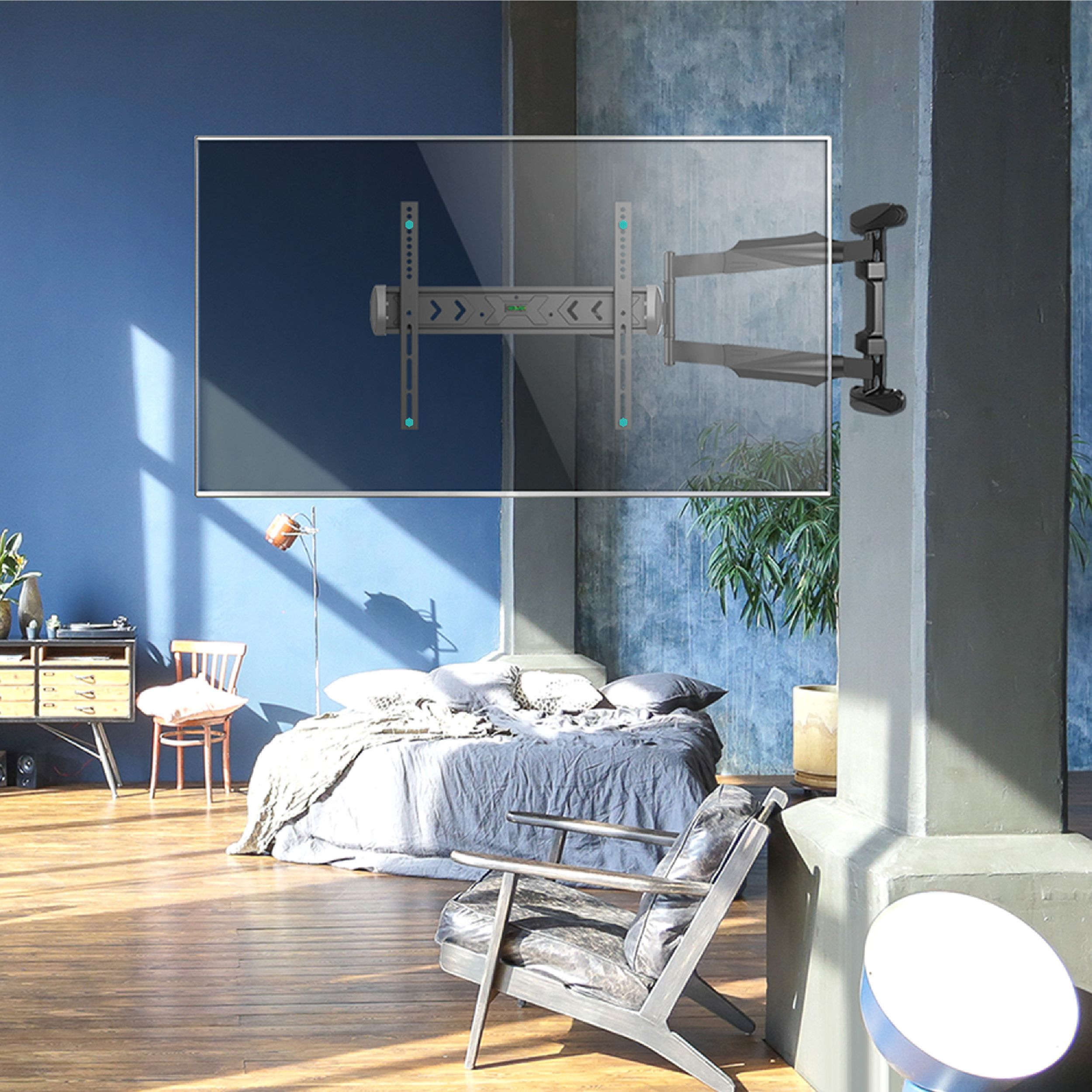 Nowoczesne wnętrze z łóżkiem, krzesłem i uchwytem do telewizora na ścianie. Pokój jest pomalowany na niebiesko i szaro. Widoczna jest lampa podłogowa.