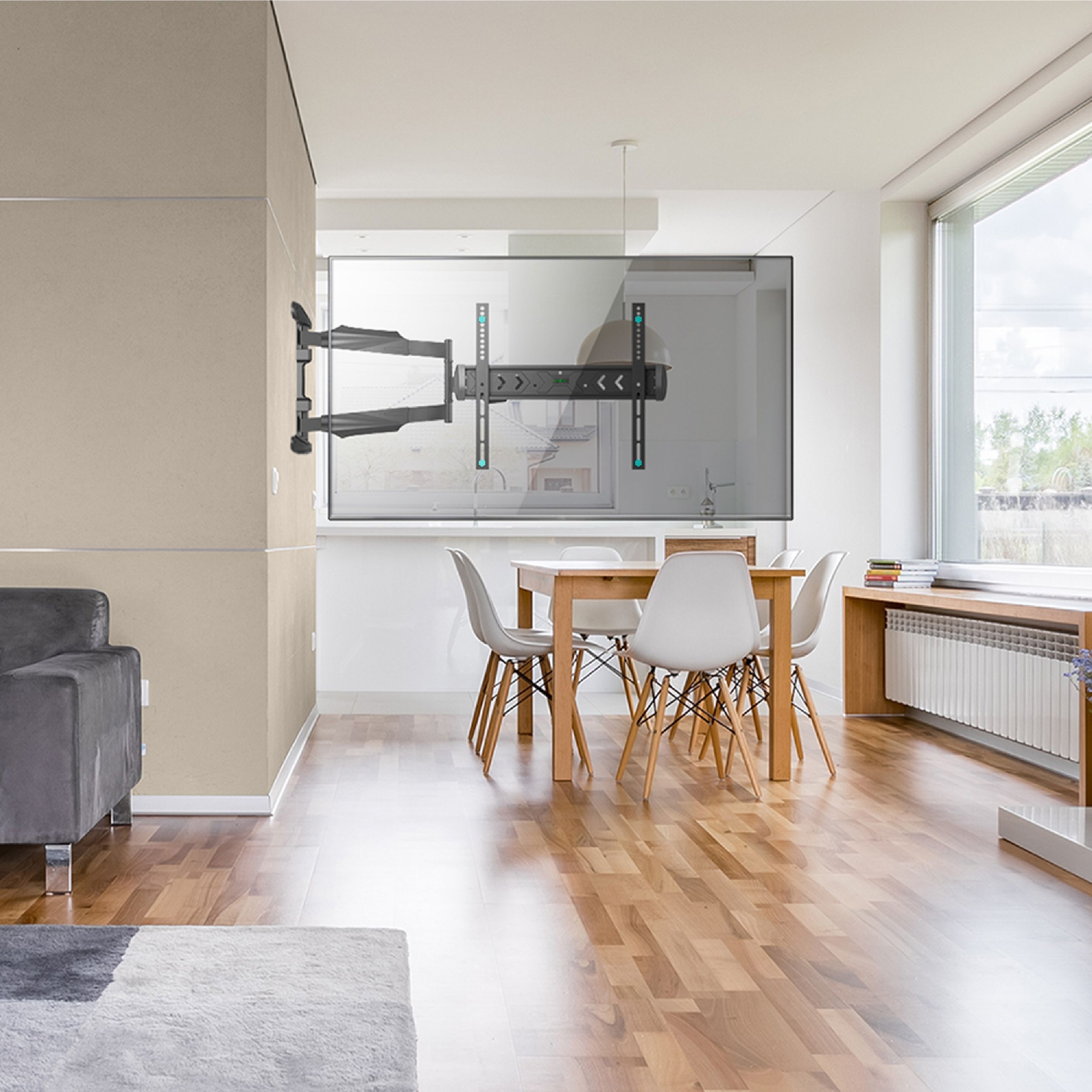 Scena w salonie z telewizorem na uchwycie, stołem z krzesłami, drewnianą podłogą i dywanem. Obecne są również okno i sofa.