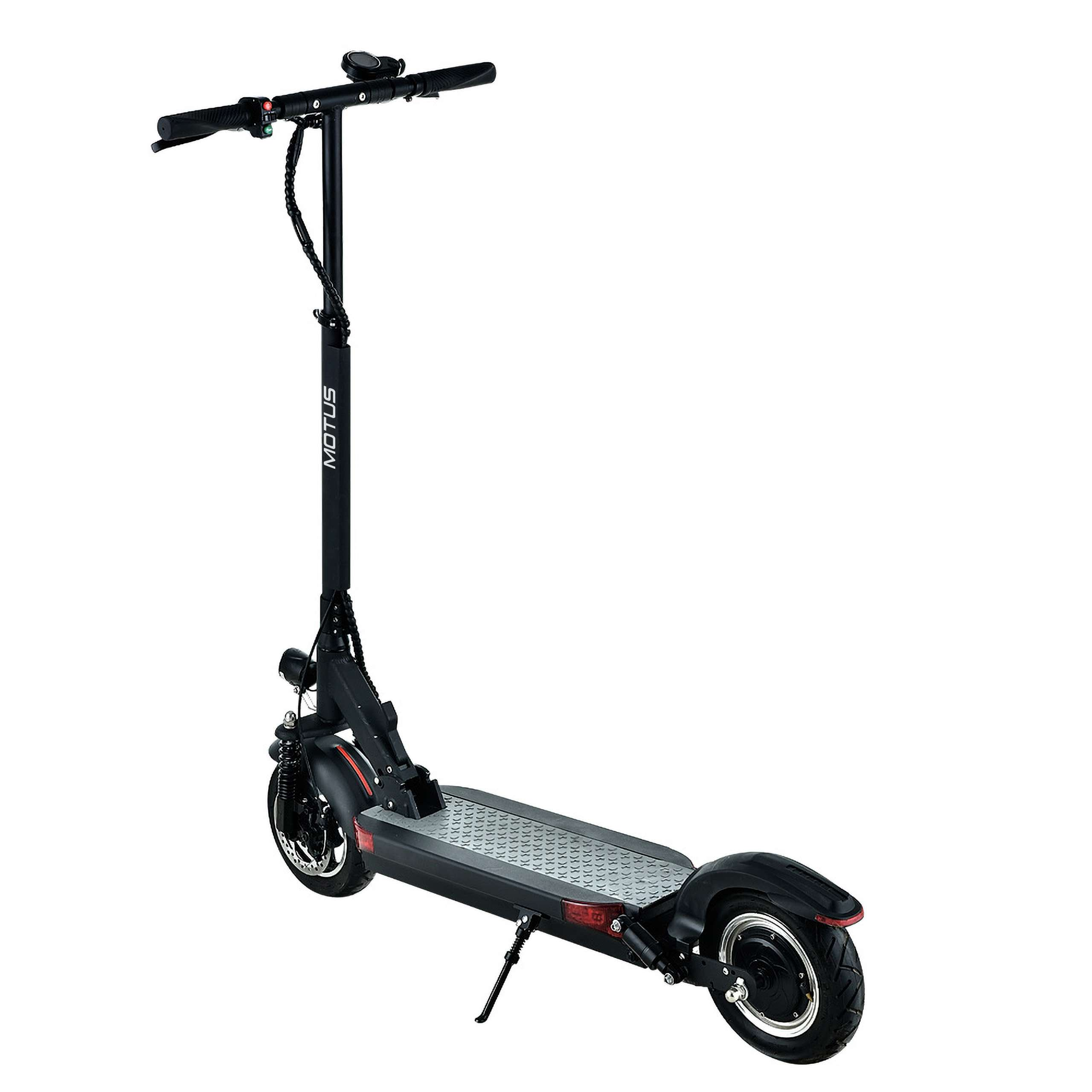 Czarna hulajnoga elektryczna ze słowem MOTUS na kierownicy. Ma szarą podest i jest na białym tle.