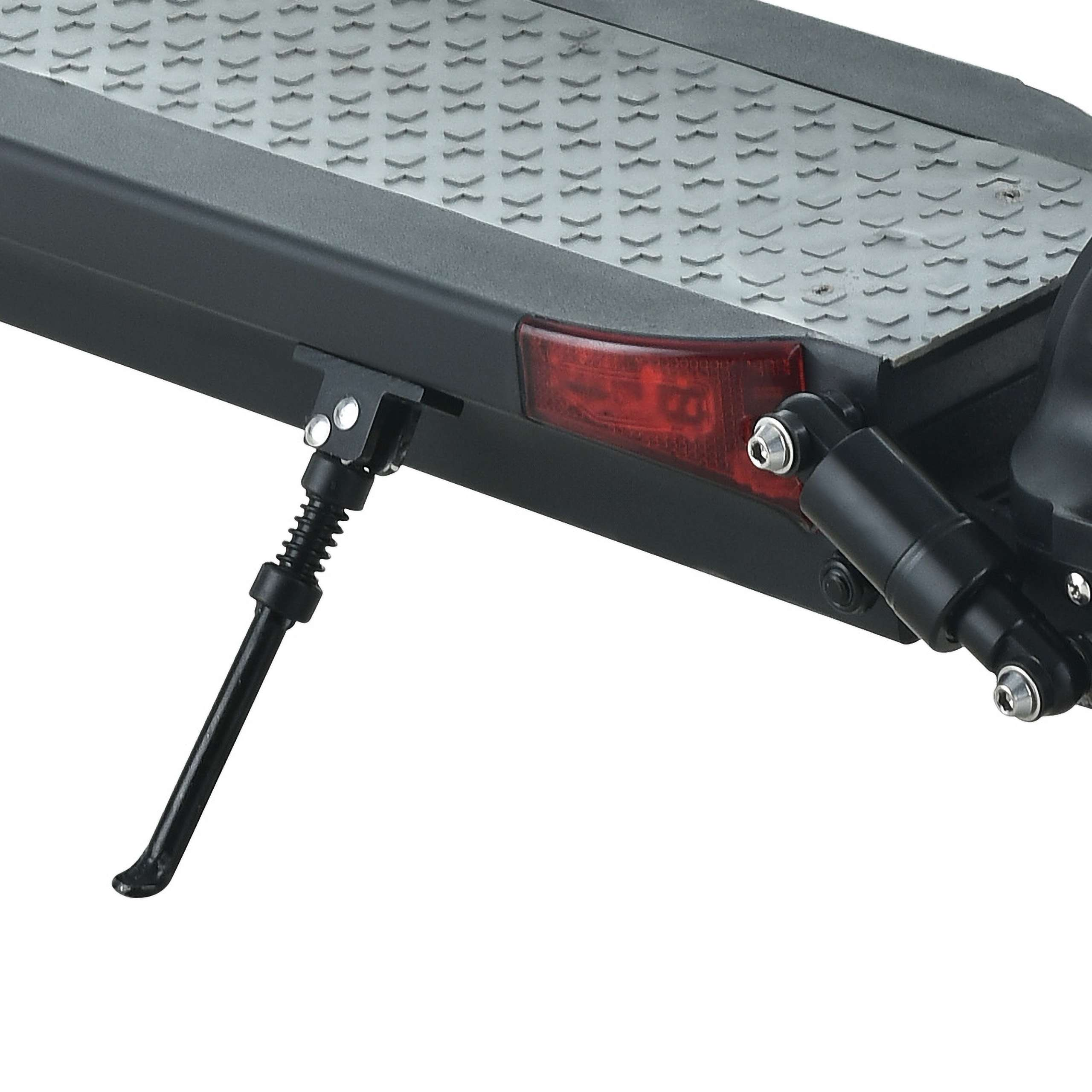 Zbliżenie spodu czarnej hulajnogi, pokazujące podnóżek, podpórkę i czerwone światło tylne na białym tle.