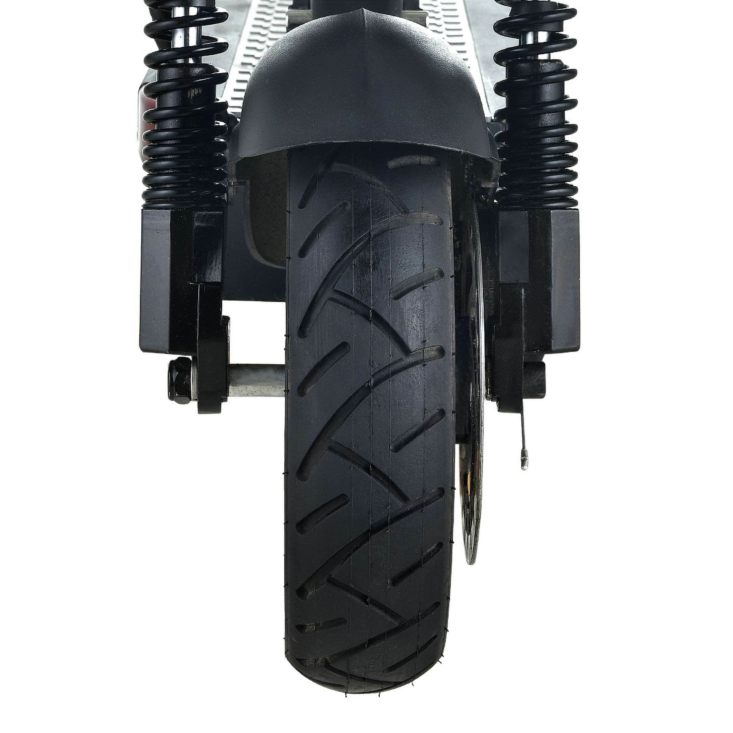 Zbliżenie przedniego koła hulajnogi elektrycznej, czarna opona, zawieszenie i błotnik, na białym tle.