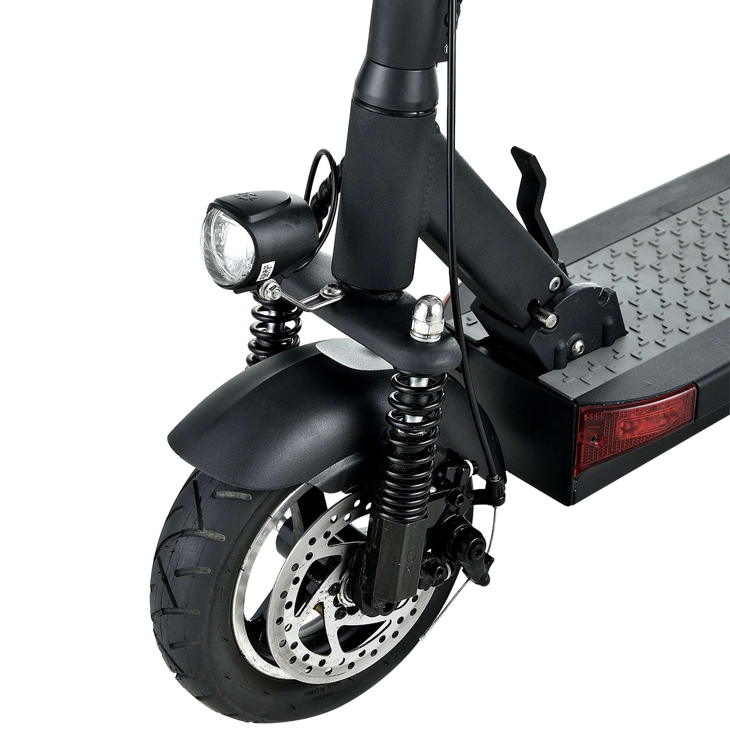 Zbliżenie przodu hulajnogi elektrycznej. Czarna rama, koło, hamulec tarczowy, zawieszenie, reflektor. Białe tło.