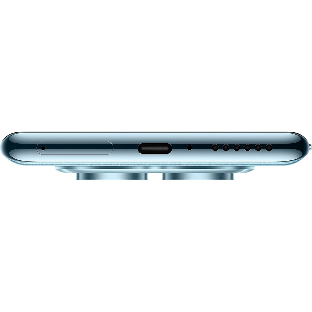 Vista lateral de un smartphone azul claro. Tiene un puerto de carga, orificios para altavoces y un orificio para micrófono. La parte inferior del teléfono tiene elementos de cámara.