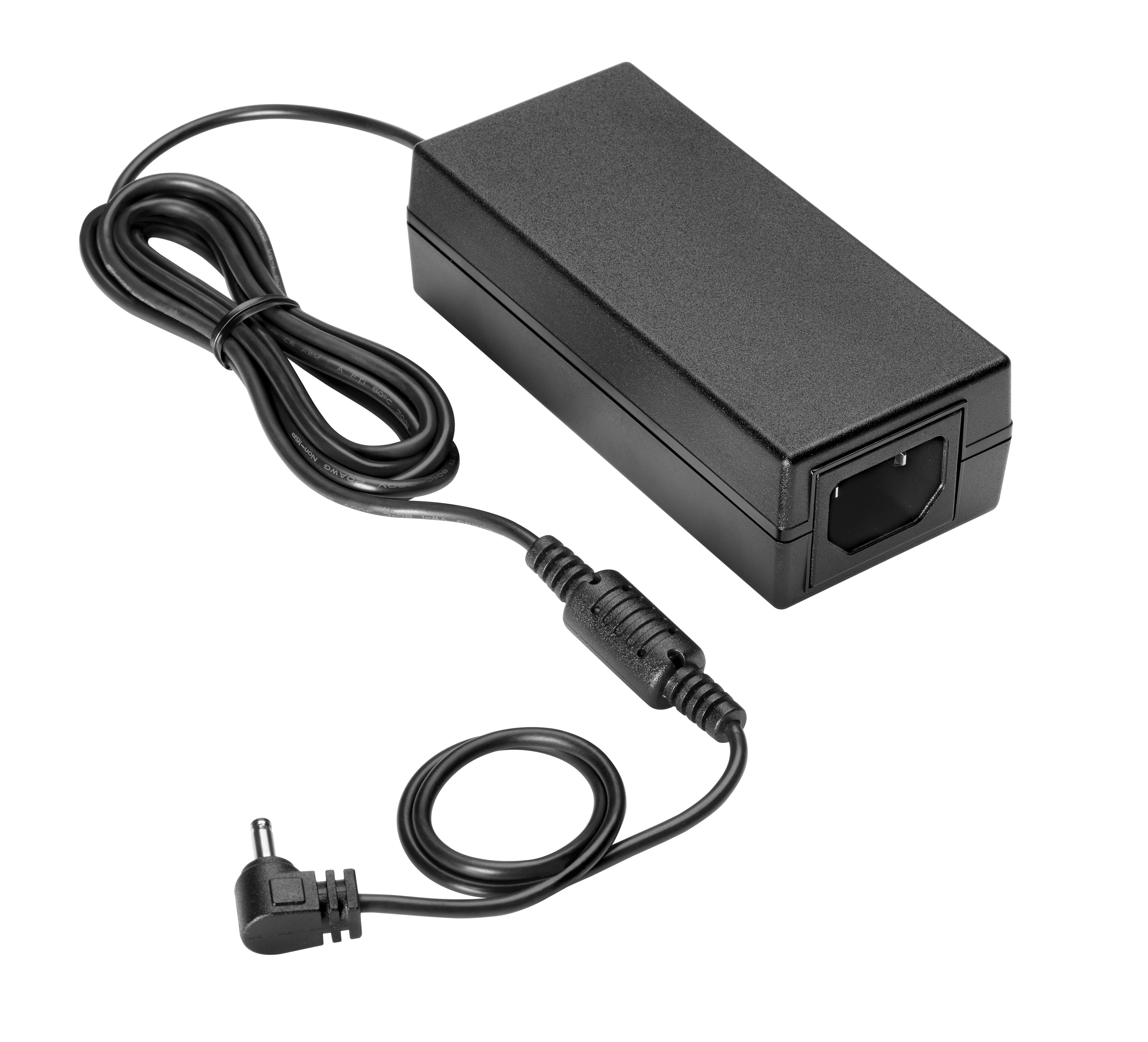 Ein schwarzes Netzteil mit Kabel und Stecker. Es befindet sich auf weißem Hintergrund.