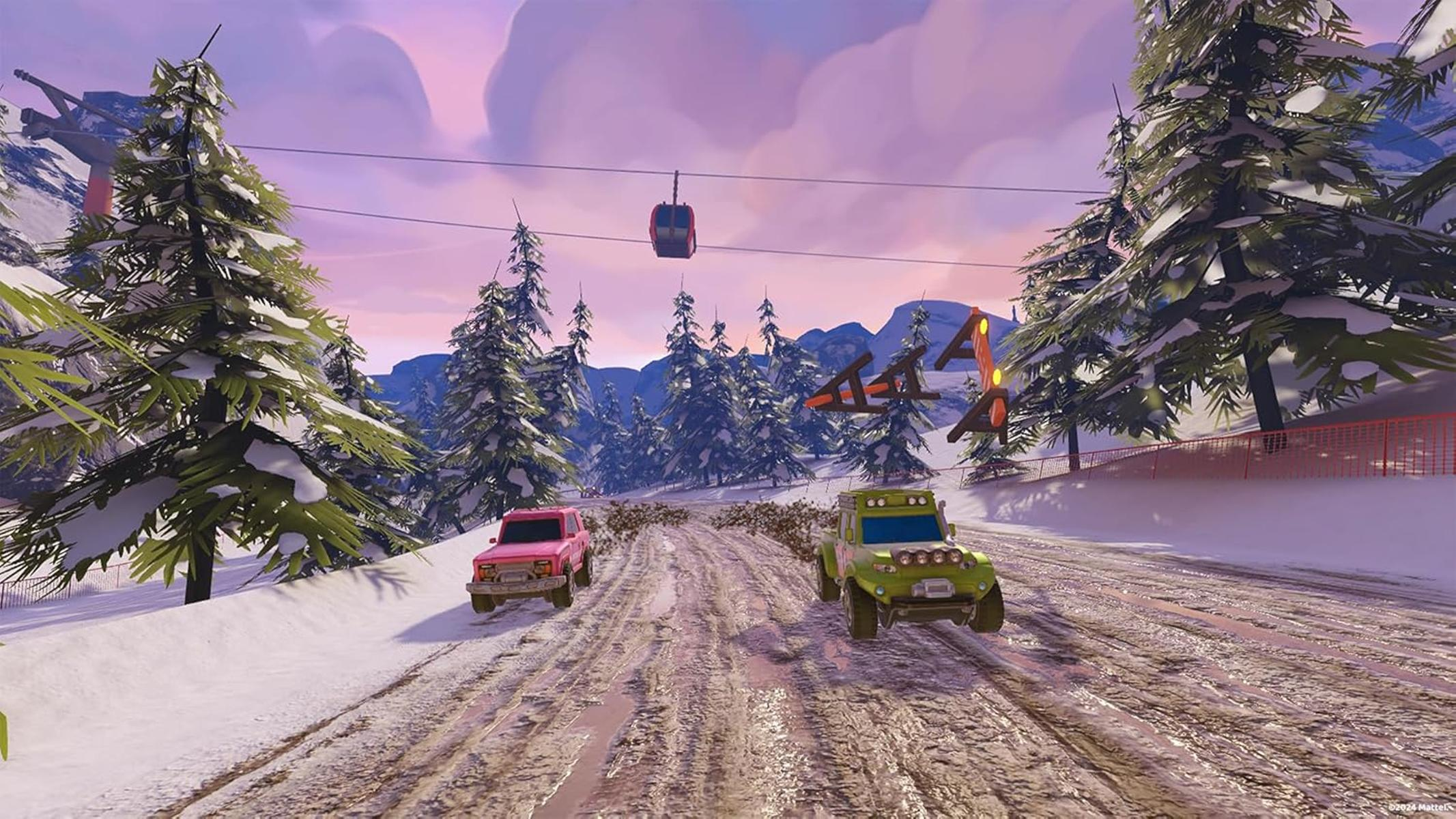 Zwei Geländewagen fahren auf einem verschneiten Weg zwischen Bäumen. Eine Skiliftkabine hängt oben. Berge und ein Sonnenuntergangshimmel sind im Hintergrund.
