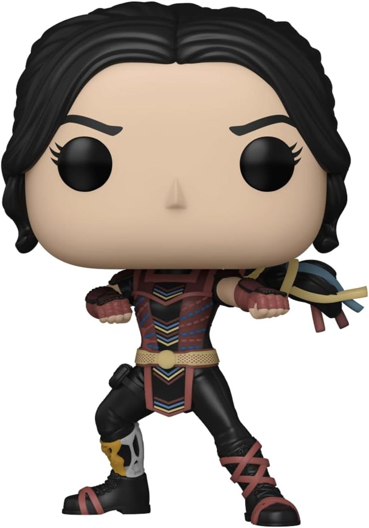 Figura Funko Pop de una mujer con cabello negro y disfraz. Sosteniendo un arma. Ojos y piel negros. Predominan los colores rojo, negro y dorado.