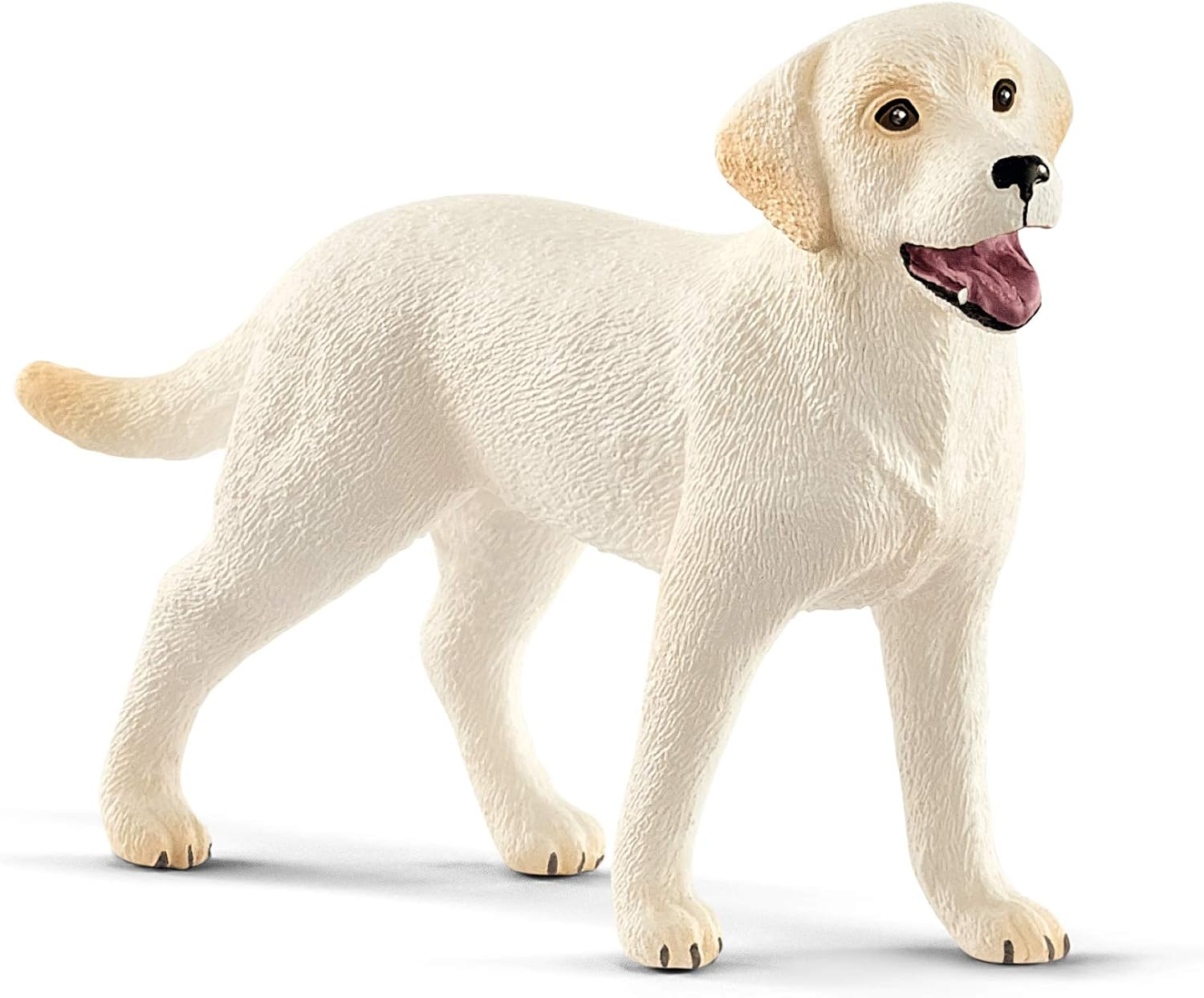 Eine weiße Labrador-Figur steht vor weißem Hintergrund. Es hat einen offenen Mund, eine rosa Zunge und braune Augen. Die Ohren des Hundes sind hellbraun.