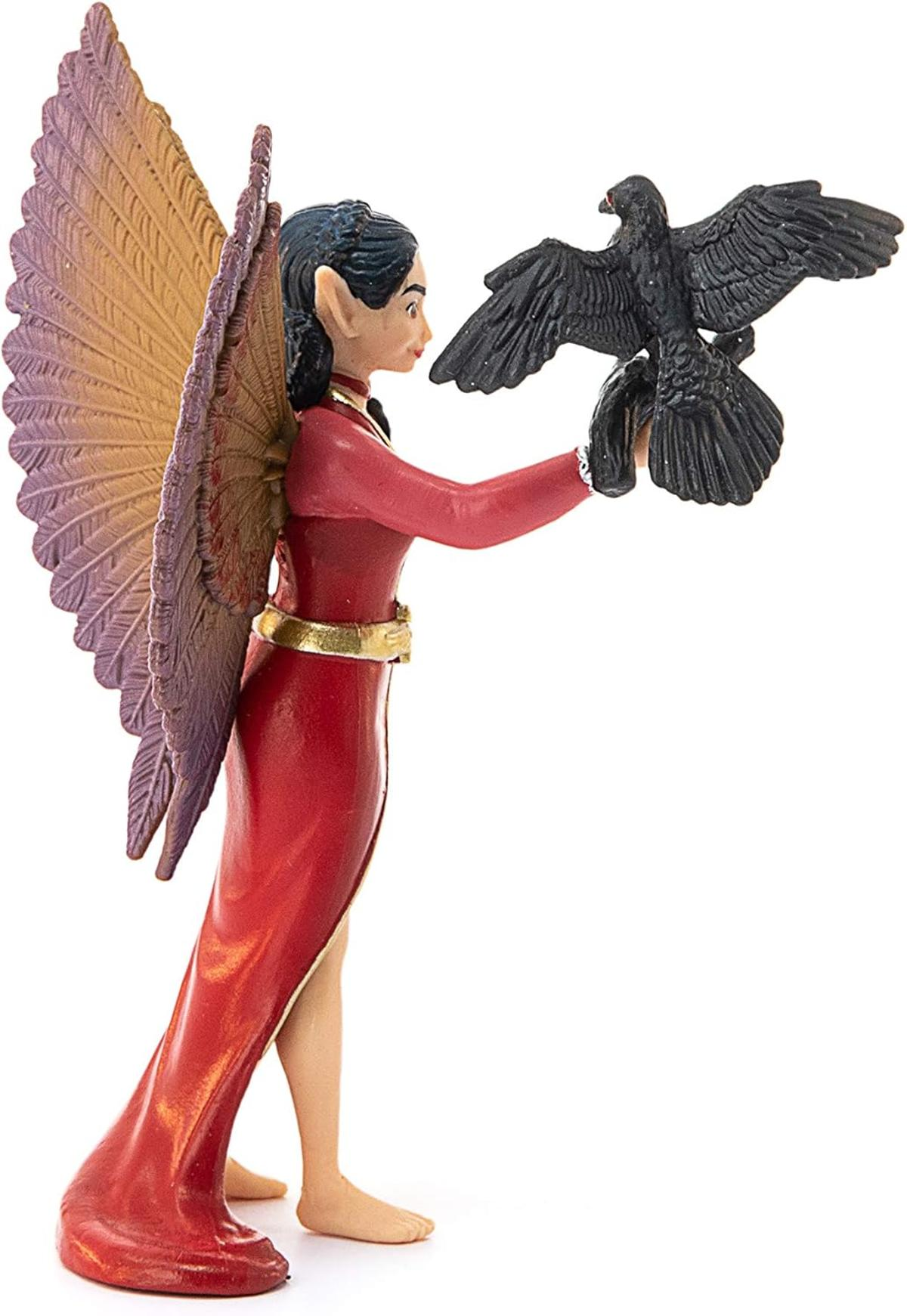 Eine Figur einer elfenartigen Frau in einem roten Kleid, die einen schwarzen Raben hält. Sie hat große Flügel und einen verzierten goldenen Gürtel.