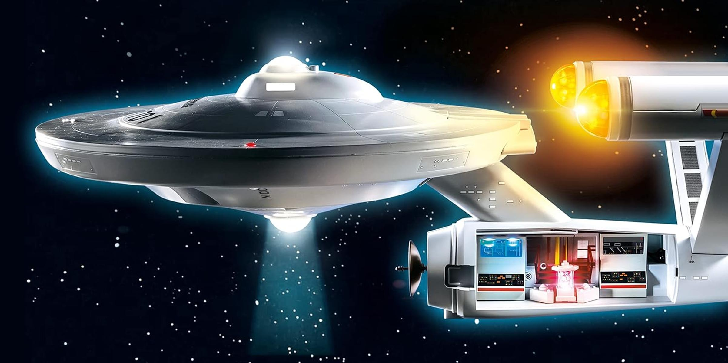 Un modello di astronave di Star Trek nello spazio. È grigio e bianco con luci brillanti. Lo sfondo è un cielo stellato.