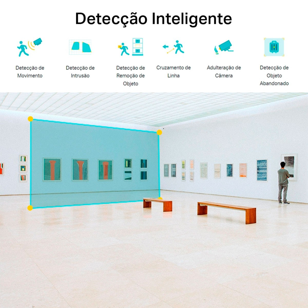 Wnętrze muzeum z niebieską ścianą i dziełami sztuki. Osoba przy obrazie, ławki na pierwszym planie.