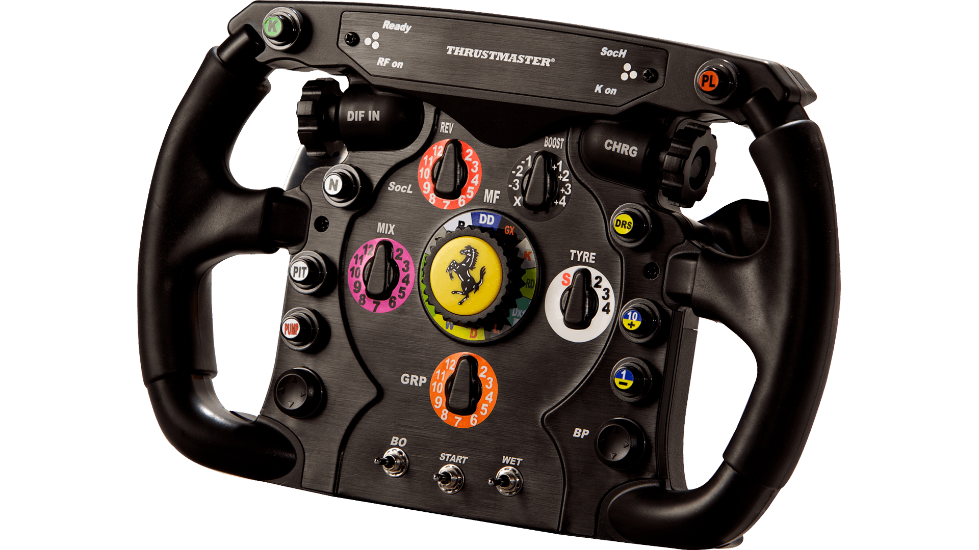 Ein schwarzes Thrustmaster-Rennlenkrad mit Knöpfen, Drehreglern und dem Ferrari-Logo. Das Rad ist mit verschiedenen Bedienelementen und Beschriftungen versehen.