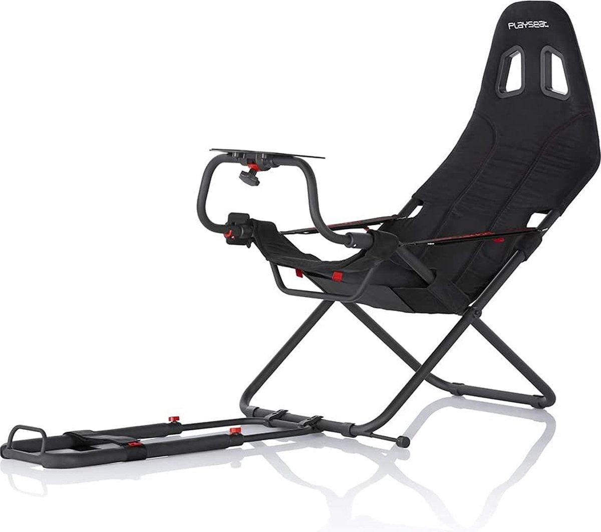 Chaise de jeu Playseat noire. Dispose d'un dossier haut, d'accoudoirs et d'un repose-pieds. Il a un cadre en métal et des accents rouges.