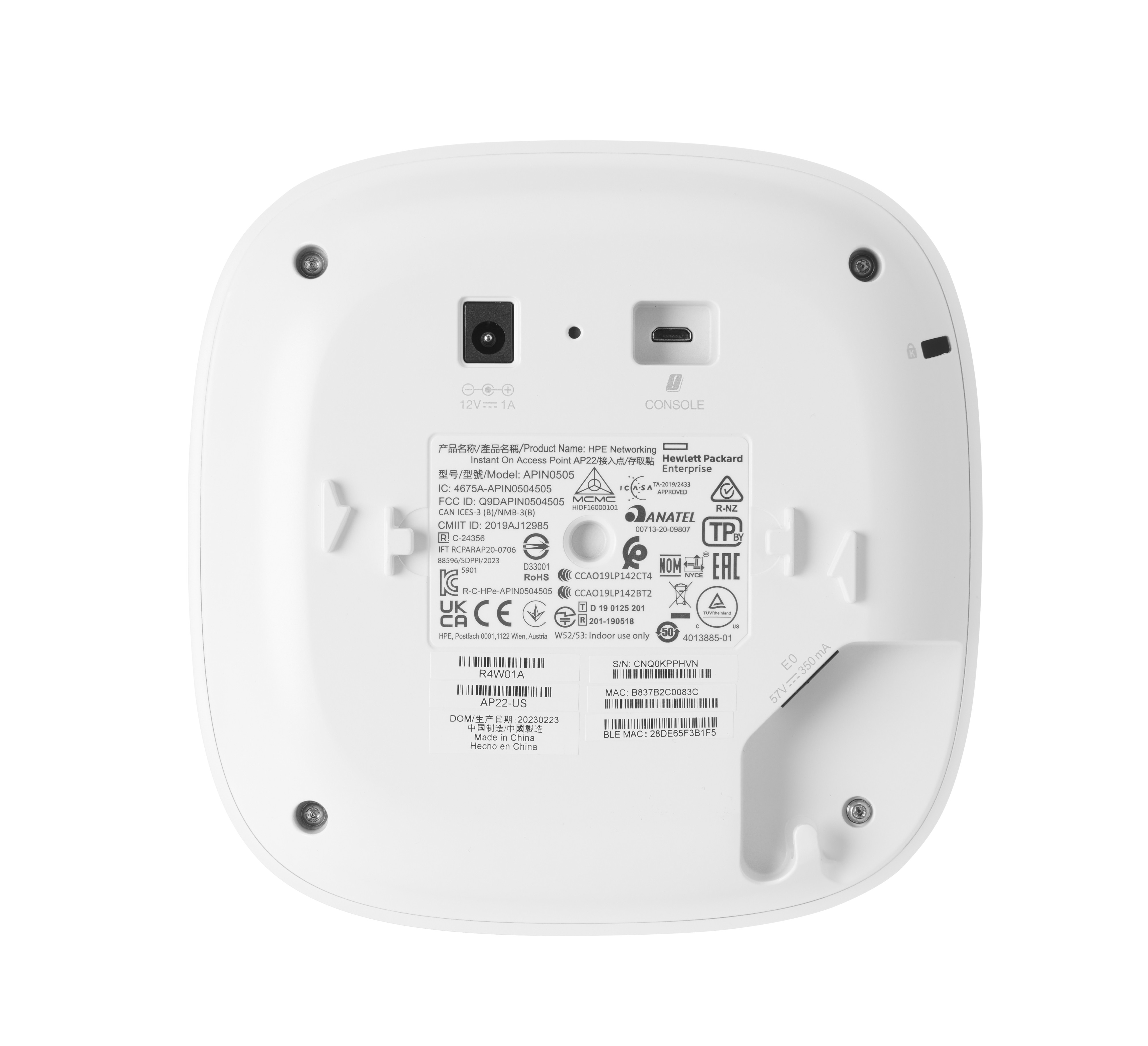 Se muestra la parte inferior de un dispositivo blanco y redondo. Tiene puertos, etiquetas reglamentarias y la marca HP. El fondo es blanco.