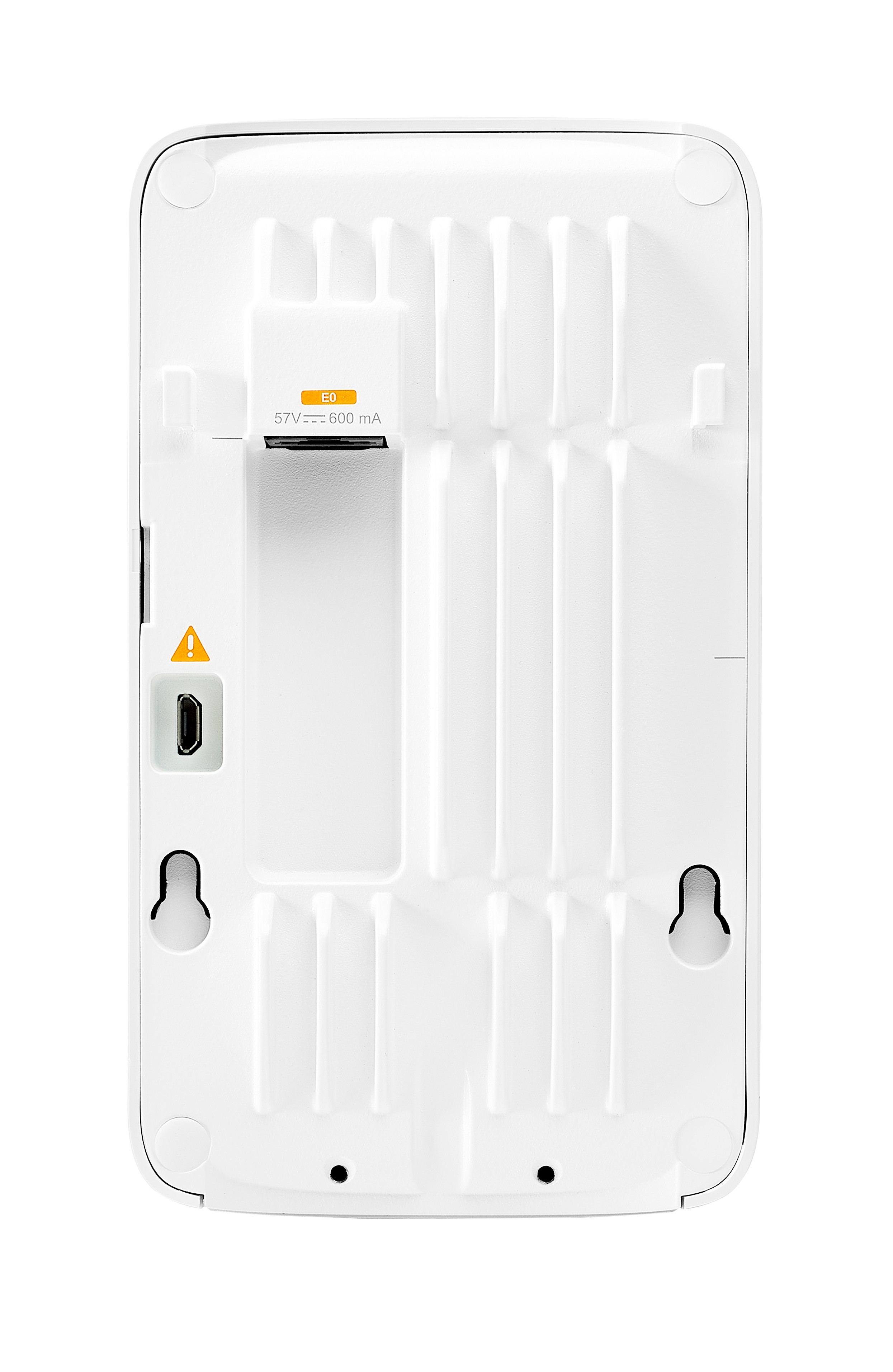 Widok z tyłu białego urządzenia. Ma wzór siatki, port USB i pomarańczowy symbol ostrzegawczy. Jest tekst o treści 57V === 600mA.