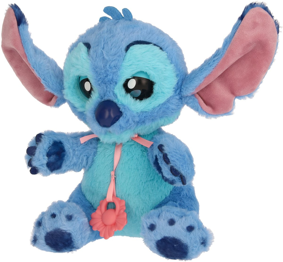 Ein Stofftier von Stitch, blau mit rosa Innenohren, sitzt. Es hat eine rosa Schleife und ein rosa blütenförmiges Accessoire.