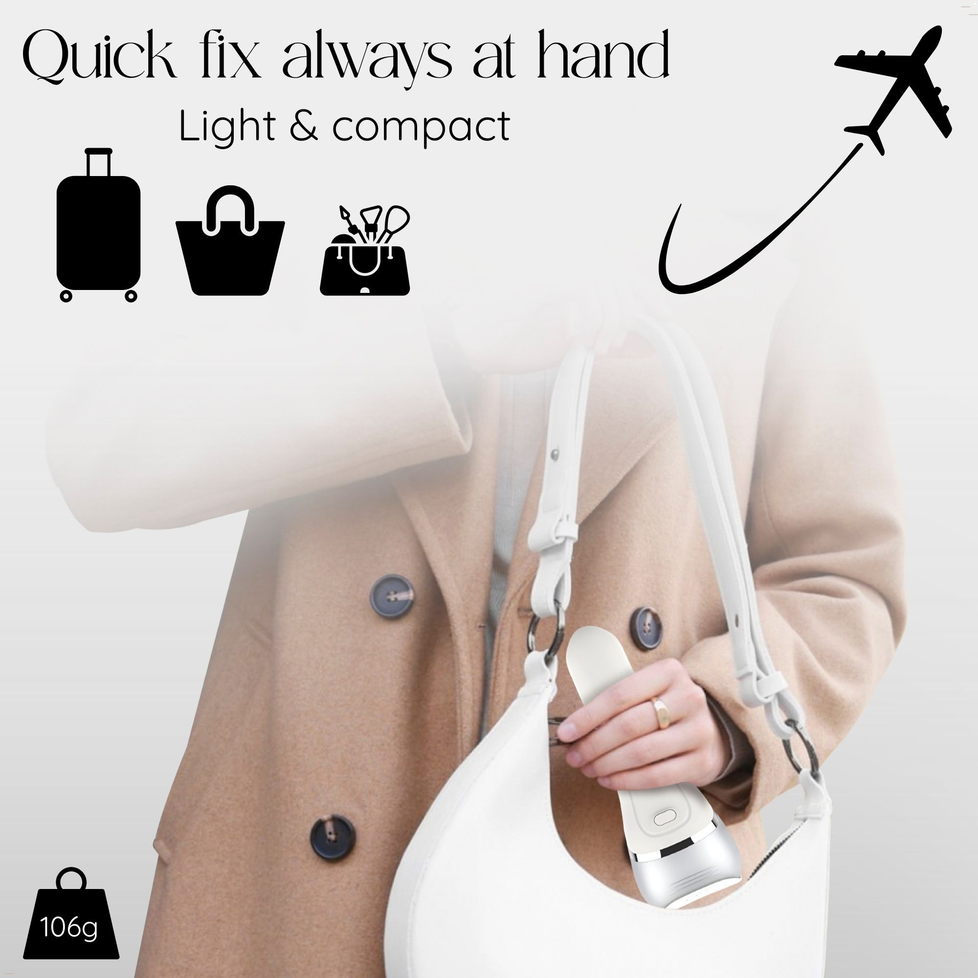 Frau hält eine weiße Tasche mit einem Gerät. Text: Schnelle Lösung zur Hand, leicht & kompakt. Flugzeug-, Koffer- und Tasche-Symbole.